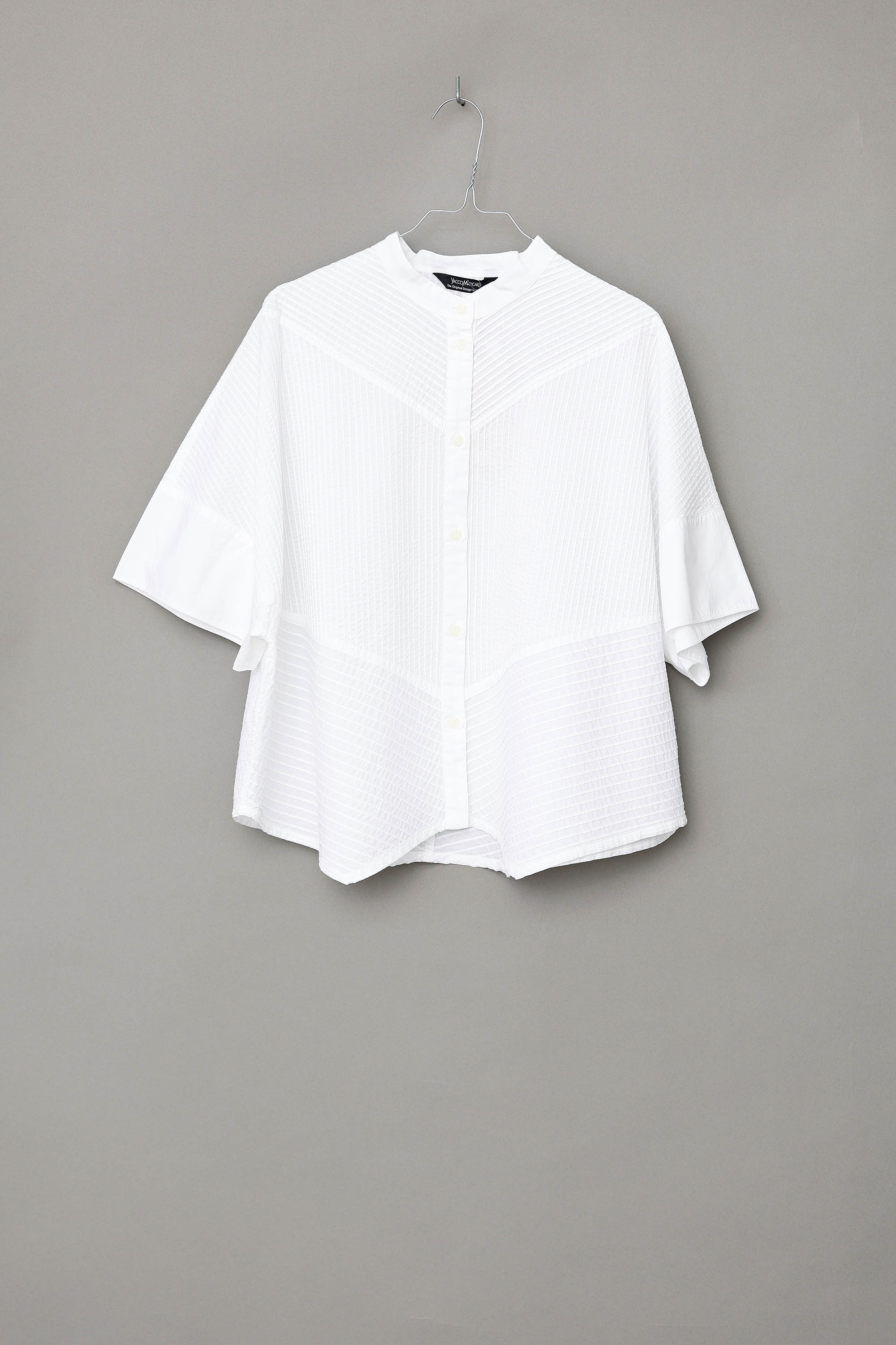 White short-sleeved, feminine YaccoMaricard shirt.
