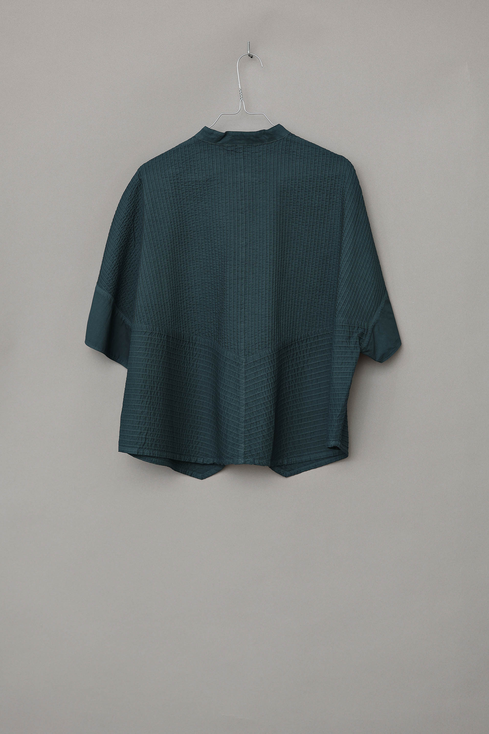 Bottlegreen short-sleeved, feminine YaccoMaricard shirt.