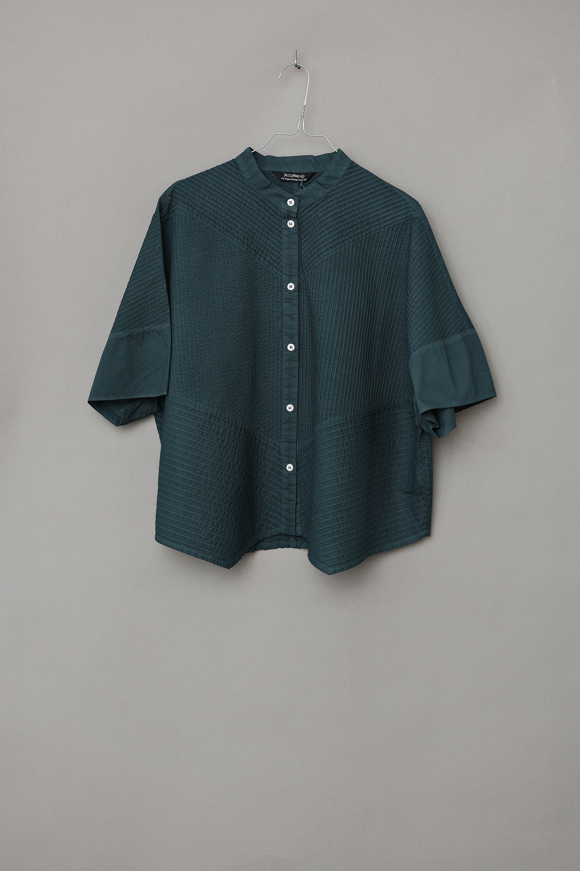 Bottlegreen short-sleeved, feminine YaccoMaricard shirt.
