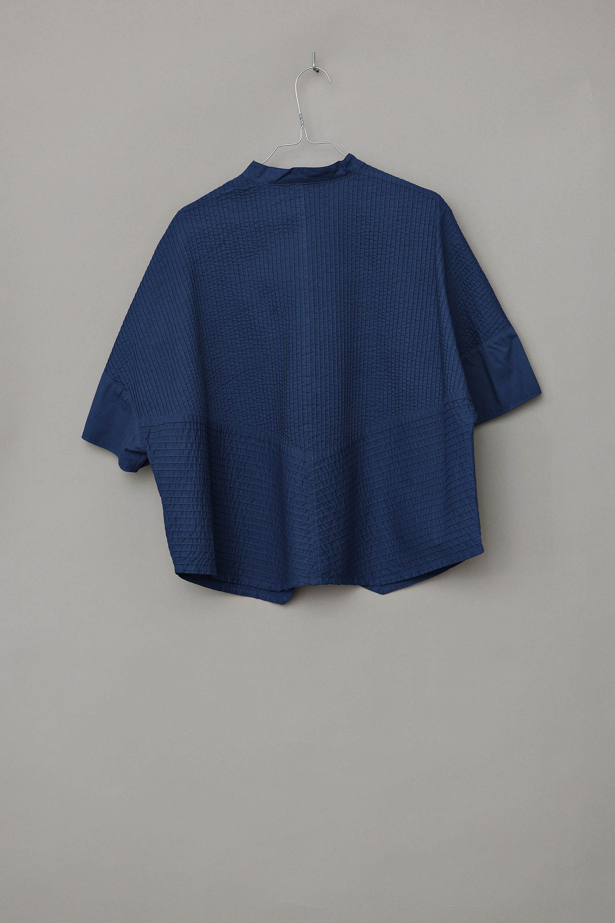 Dark blue short-sleeved, feminine YaccoMaricard shirt.