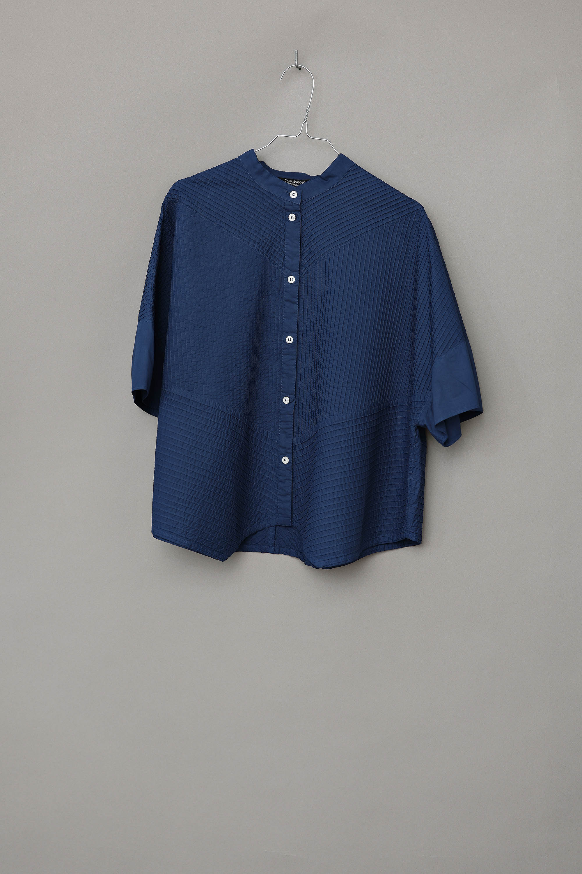 Dark blue short-sleeved, feminine YaccoMaricard shirt.