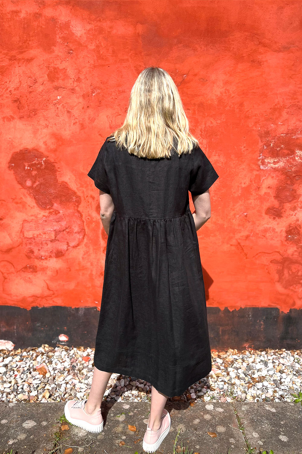 Mc882f-ba-black-dress-høt-linene-mcverdi