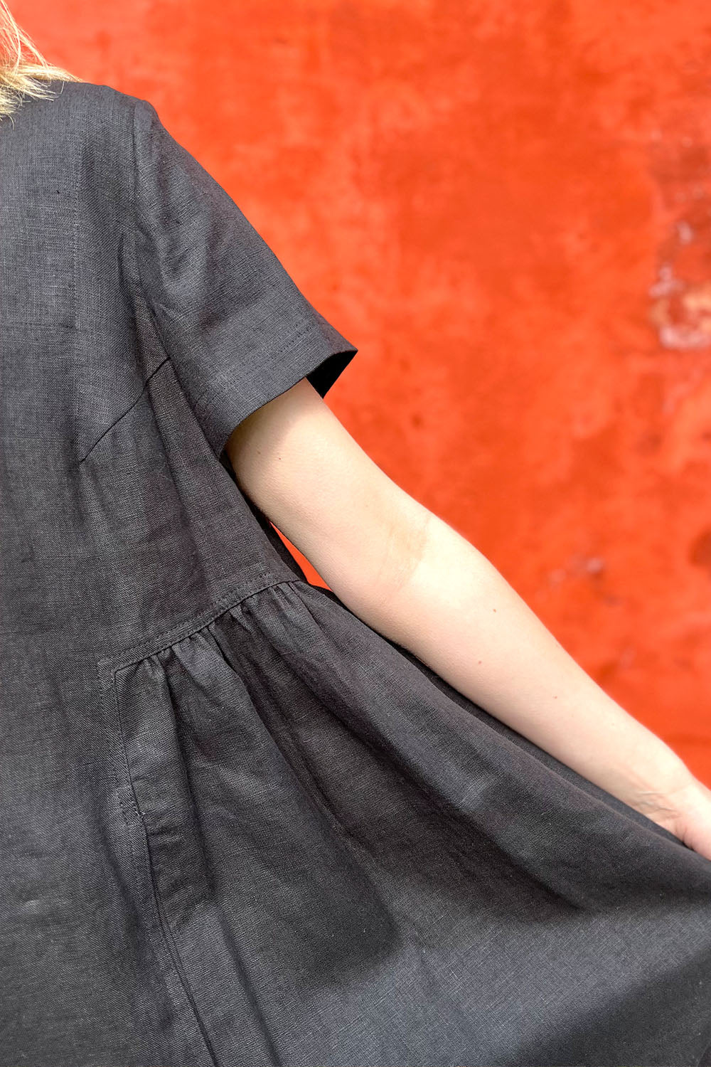 Mc882f-ba-closeup-black-dress-linnen