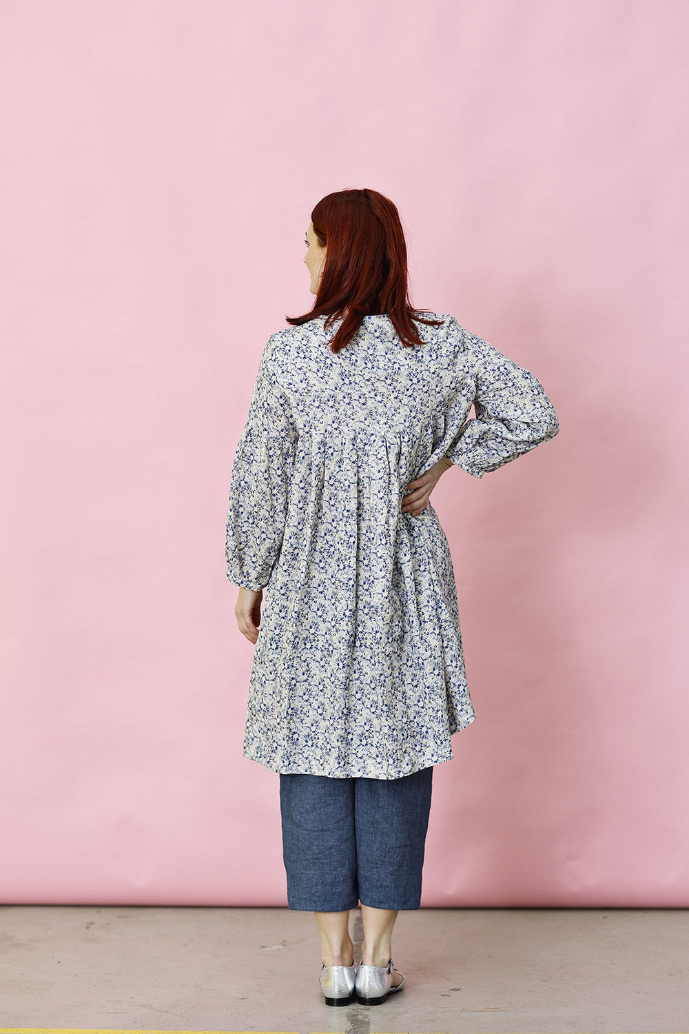 Mc889c-blomstret-blå-hvid-mcverdi-ss23-7