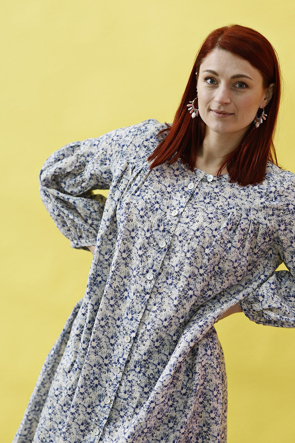 Mc889c-blomstret-blå-hvid-mcverdi-ss23-4