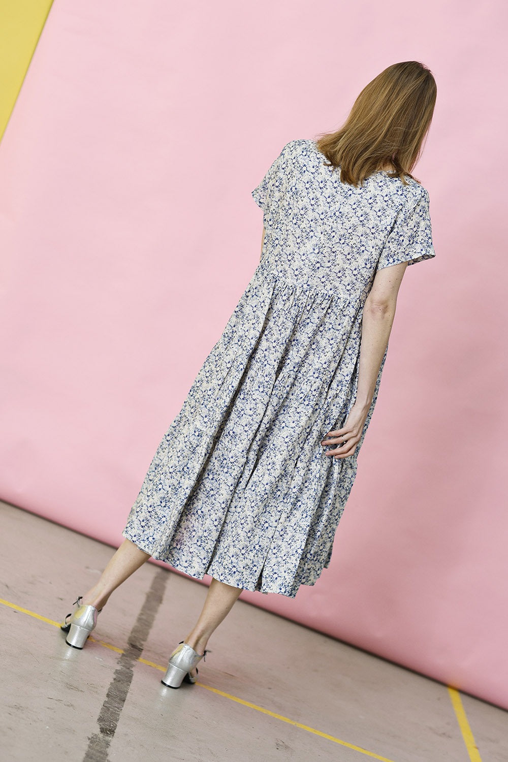 Mc889d-blomsteret-blå-hvid-mcverdi-hørkjole-ss23-6