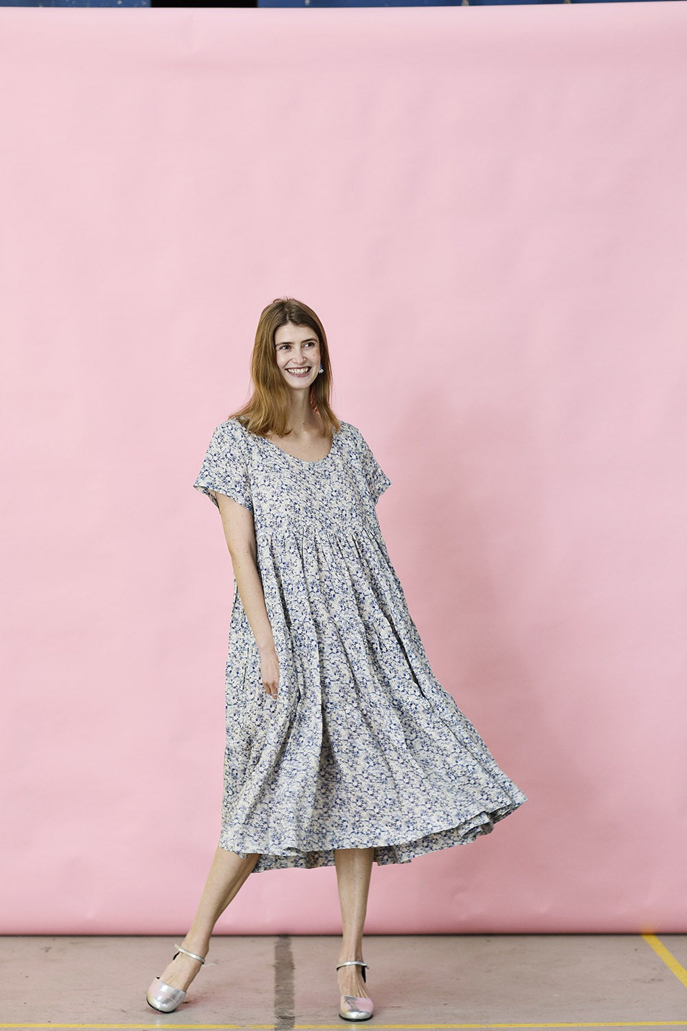 Mc889d-blomsteret-blå-hvid-mcverdi-hørkjole-ss23-3