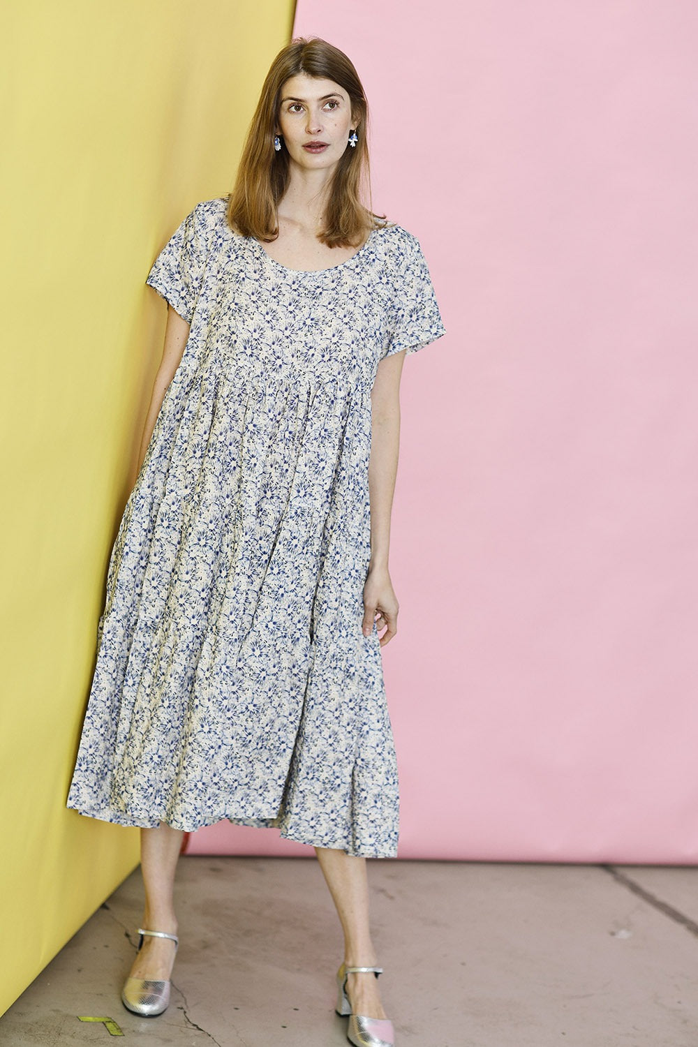 Mc889d-blomsteret-blå-hvid-mcverdi-hørkjole-ss23-4