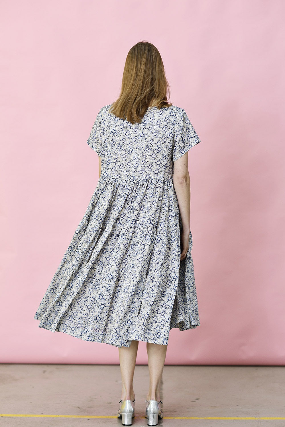 Mc889d-blomsteret-blå-hvid-mcverdi-hørkjole-ss23-5