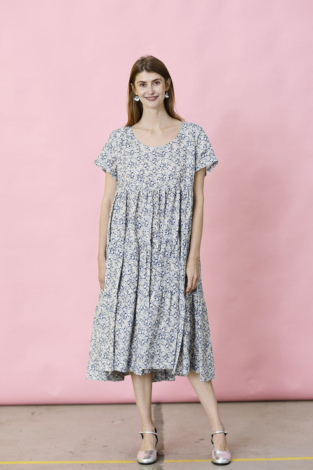 Mc889d-blomsteret-blå-hvid-mcverdi-hørkjole-ss23-2