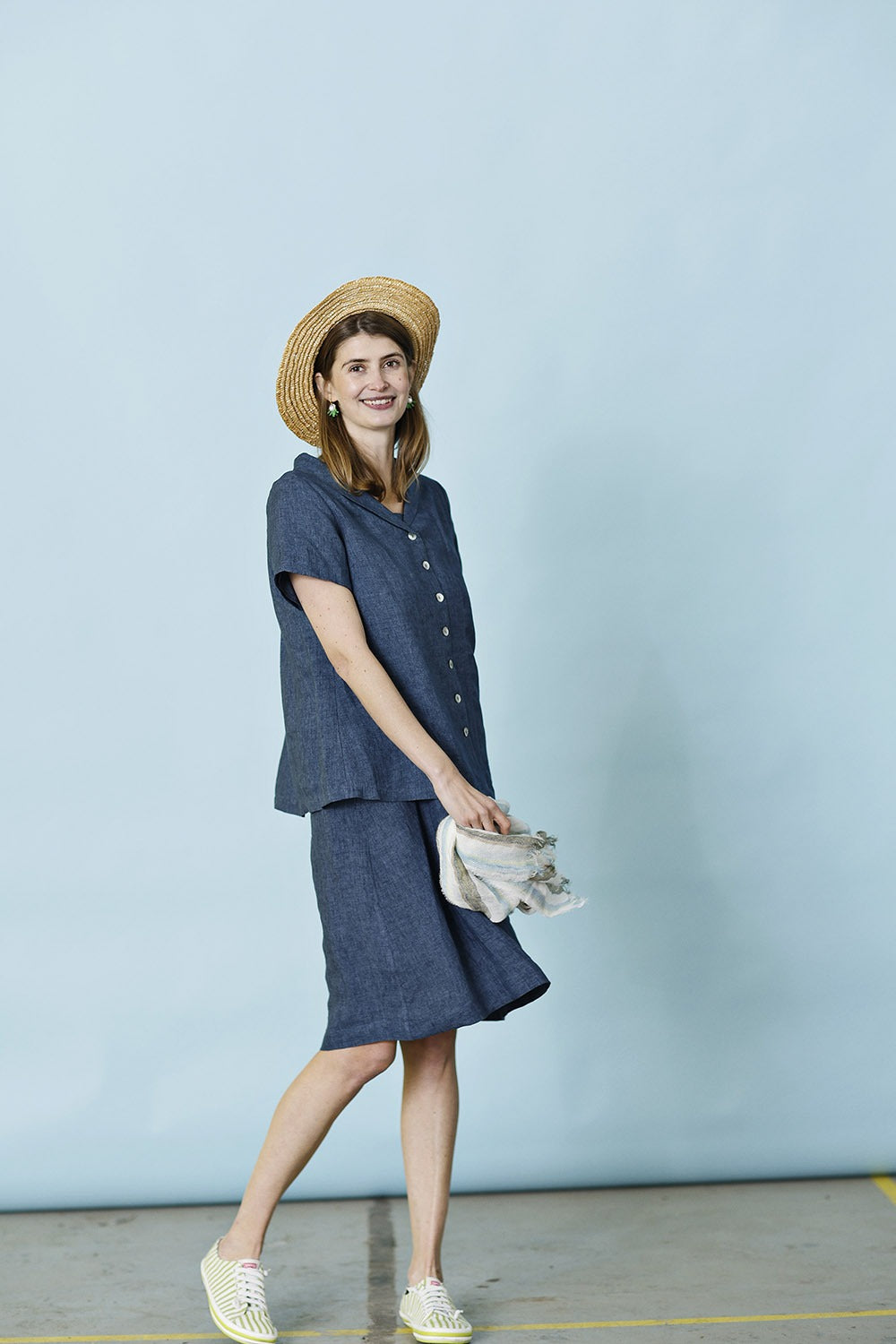 mc732a-bu-blue linen blouse with button-mcverdi-hørbluse-2