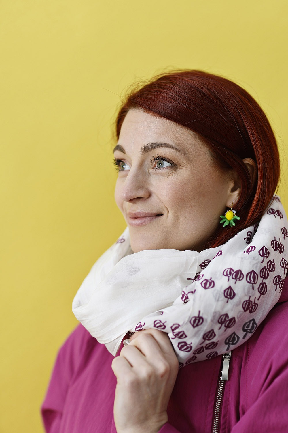 mc-hvidt-lilla-bladmønster-tørklæde-3