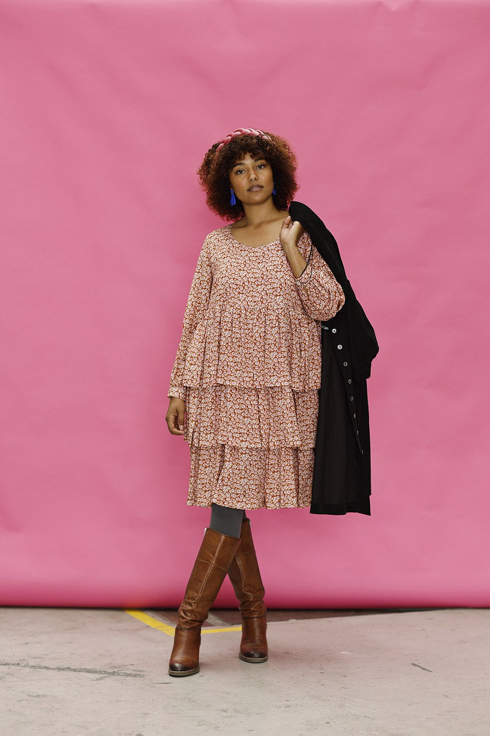 Vimeo_mc905c-pink-orange-shades-flower-print-mcverdi-kjole-med-flæser (1)