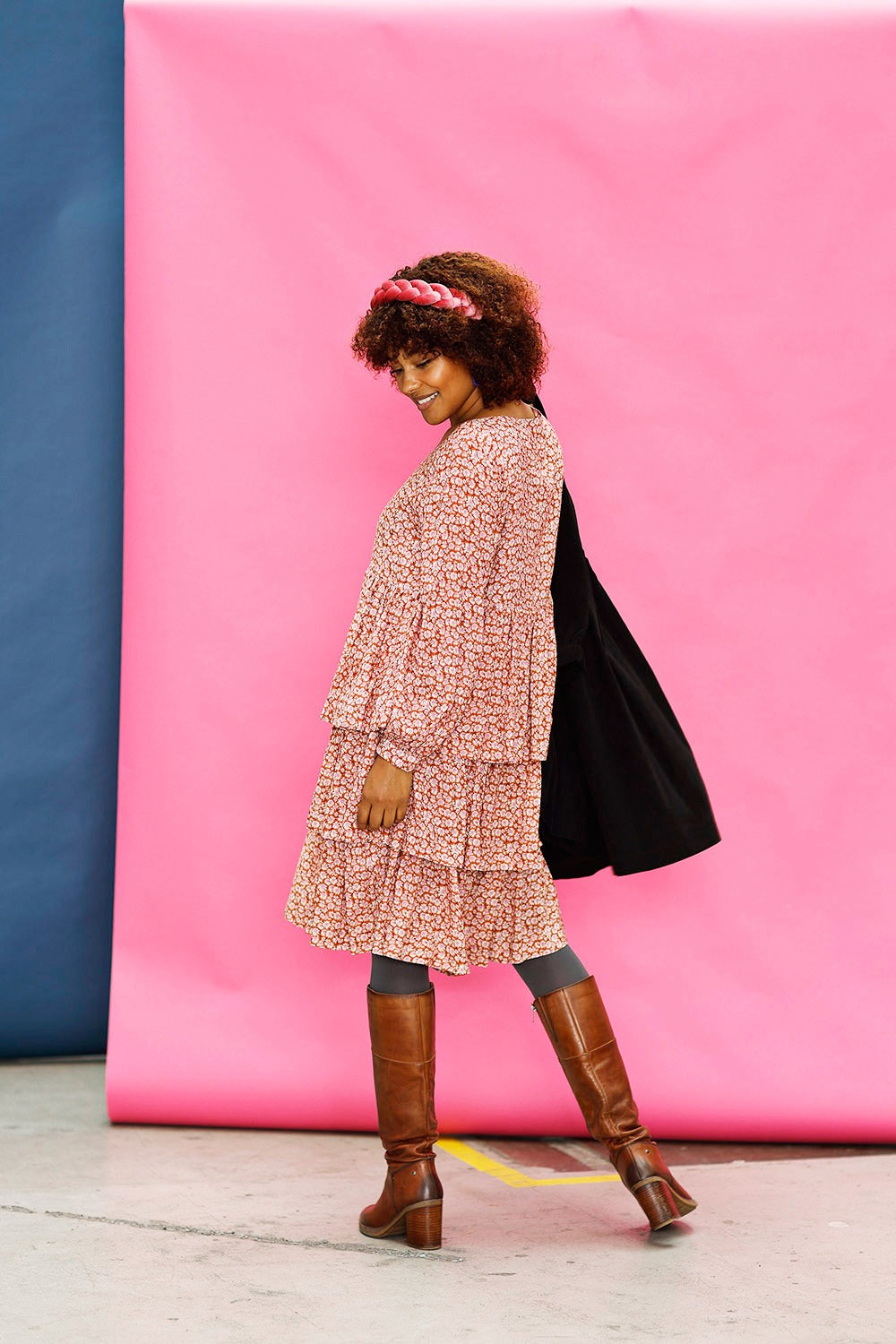 mc905c-pink-orange-shades-flower-print-mcverdi-kjole-med-flæser-4