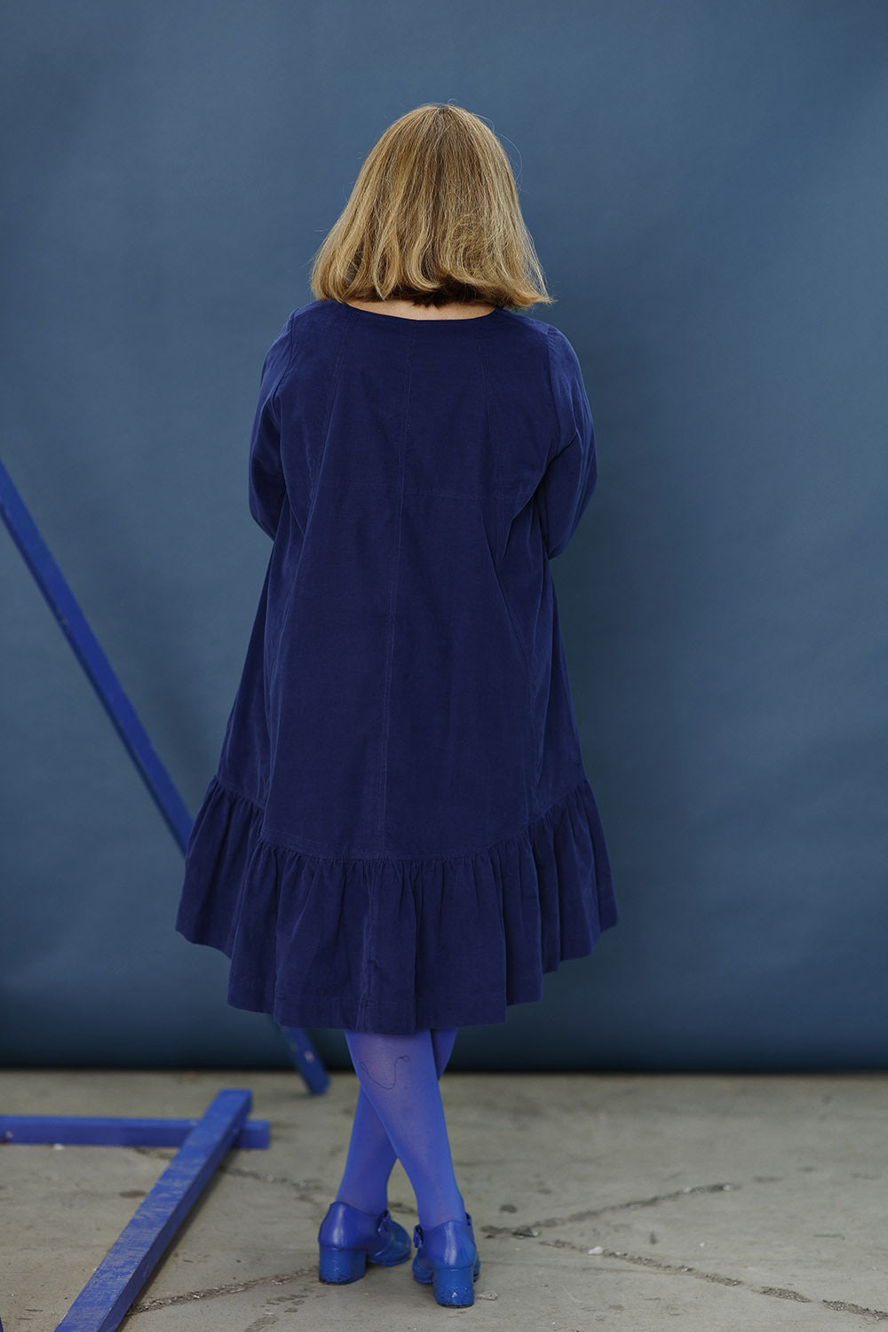 mc906c-blue babycord dress-mcverdi-blå fløjlskjole med flæse-3