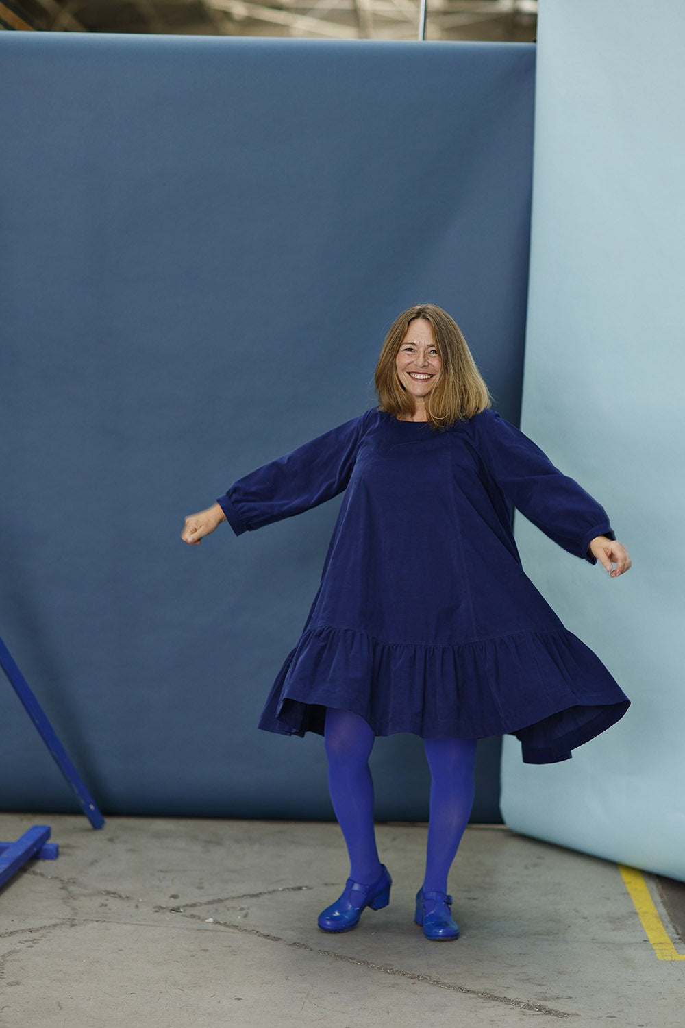 mc906c-blue babycord dress-mcverdi-blå fløjlskjole med flæse-5