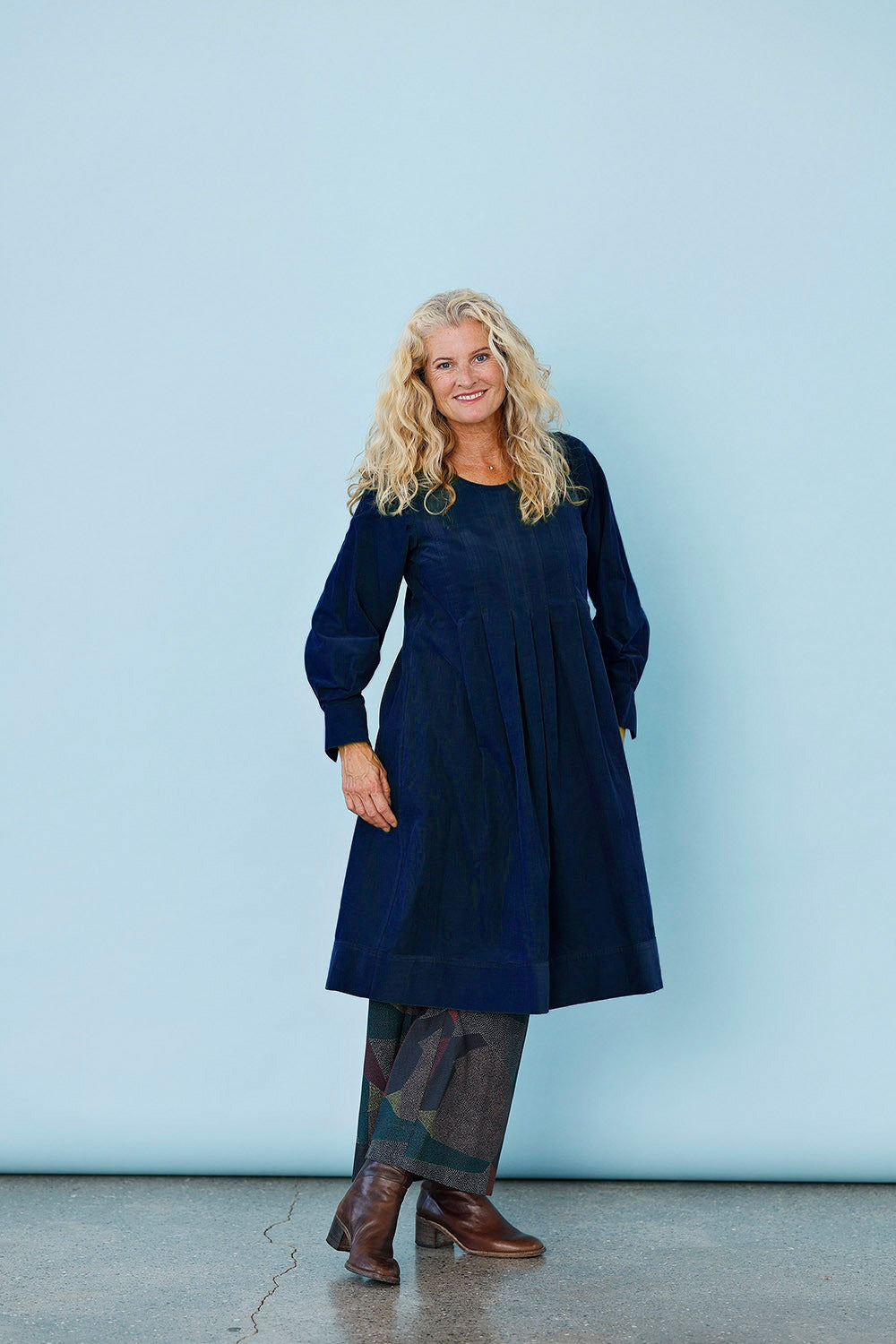 mc906d-cobalt-blue-kjole-med-læg-blå-corduroy