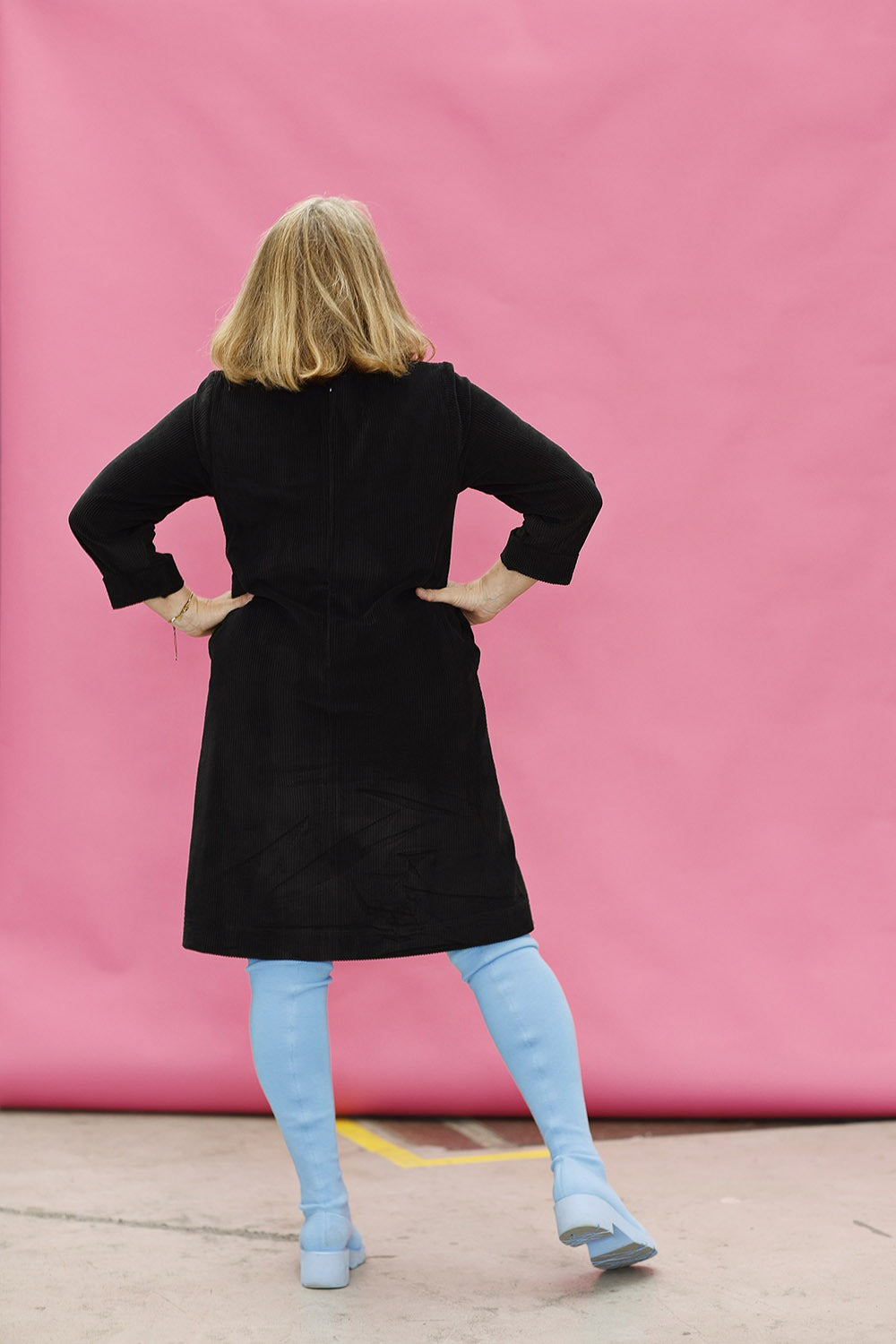 mc907c-black corduroy dress-mcverdi-sort bredriflet fløjlskjole-2