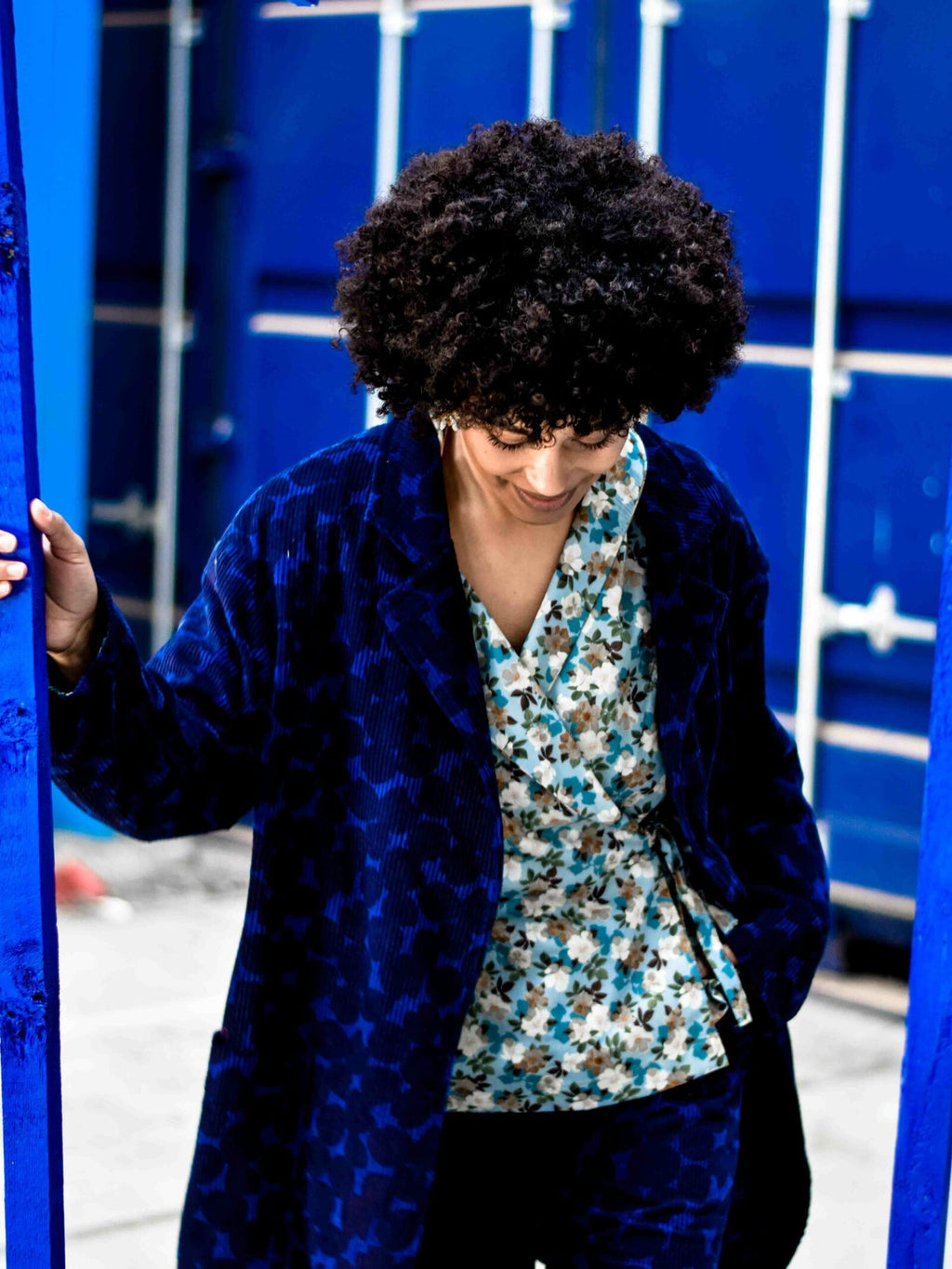 mc910a-blue flower -fløjls-suit-blå fløjl-mcverdi-0989