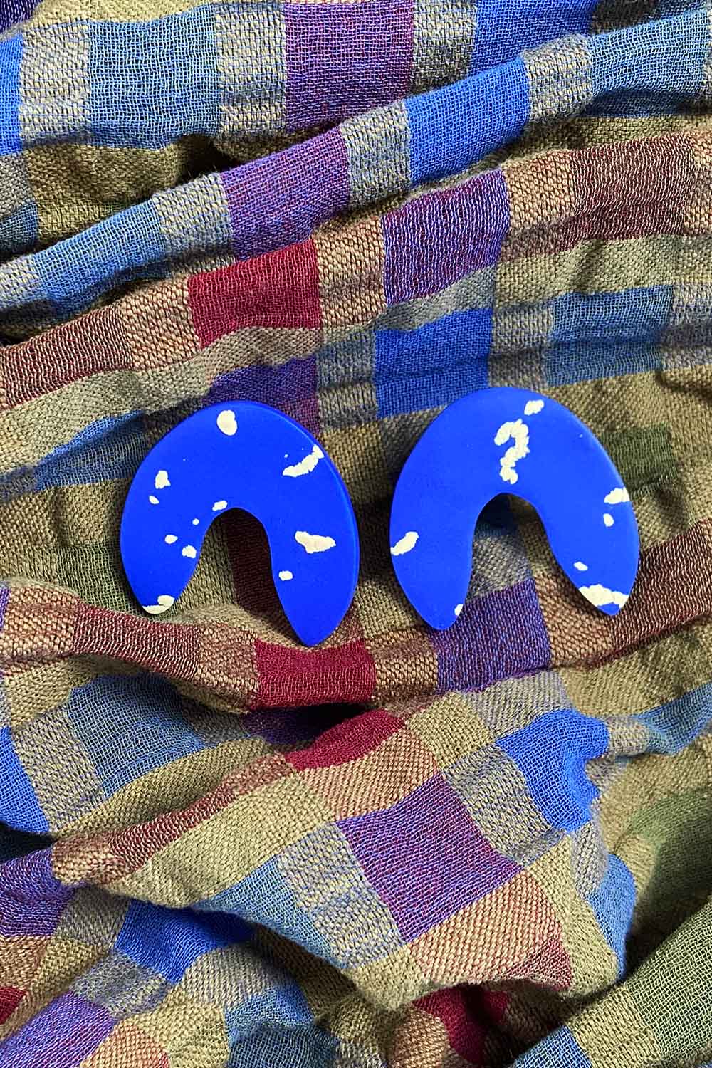 menir-3-reversed-U-blue-dot