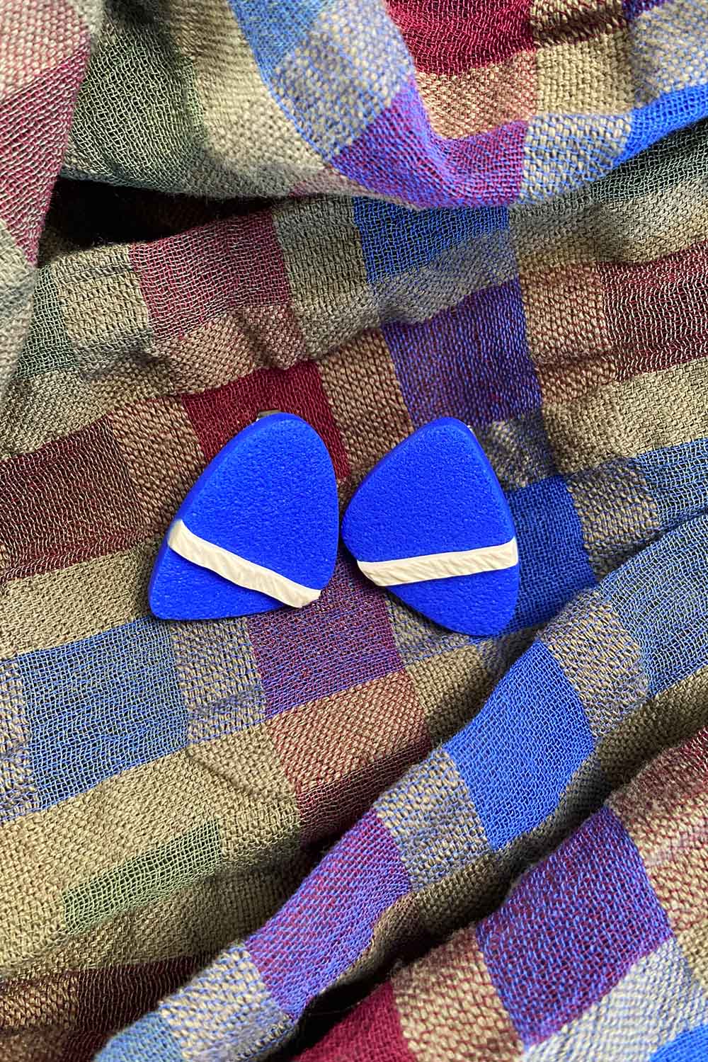 Menir-ørestikker-streg-kobolt-blå-earrings-autumm-aw23