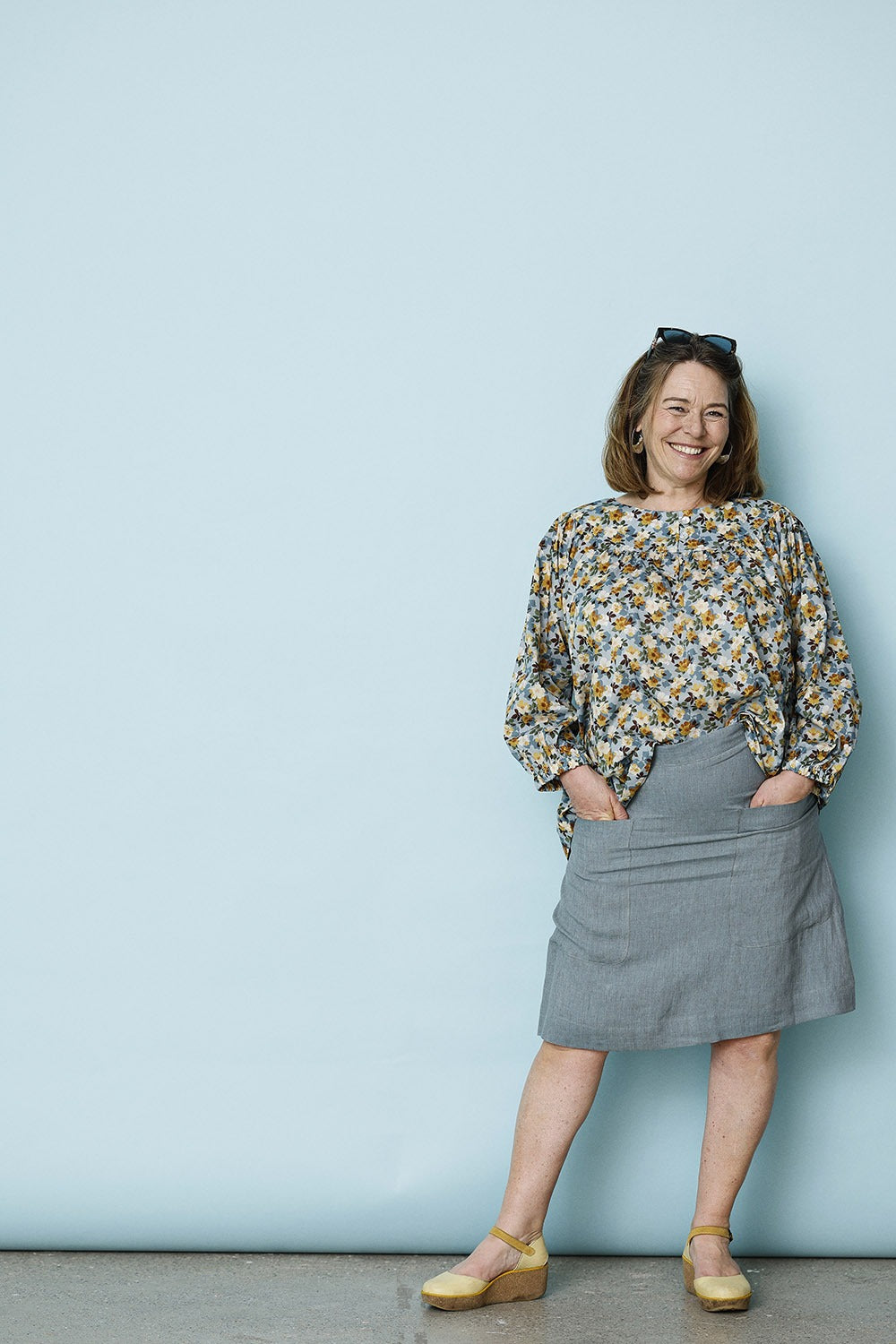 Linen skirt with pockets in light blue