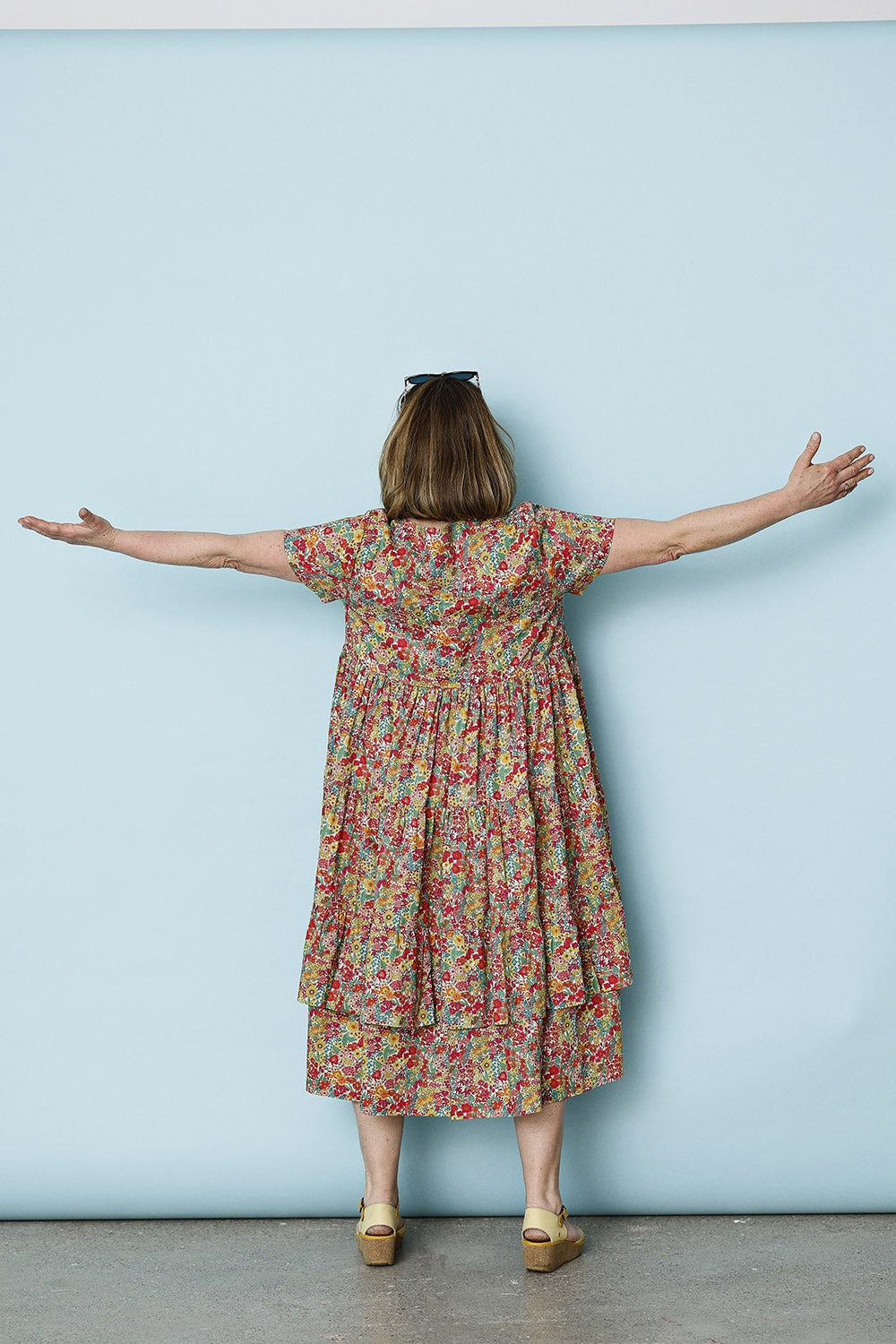 mc927d-libertykjole-kjole-flæsekjole-libertyflæsekjole-libertydress-blomsterprint-blomsterkjole-sommer24