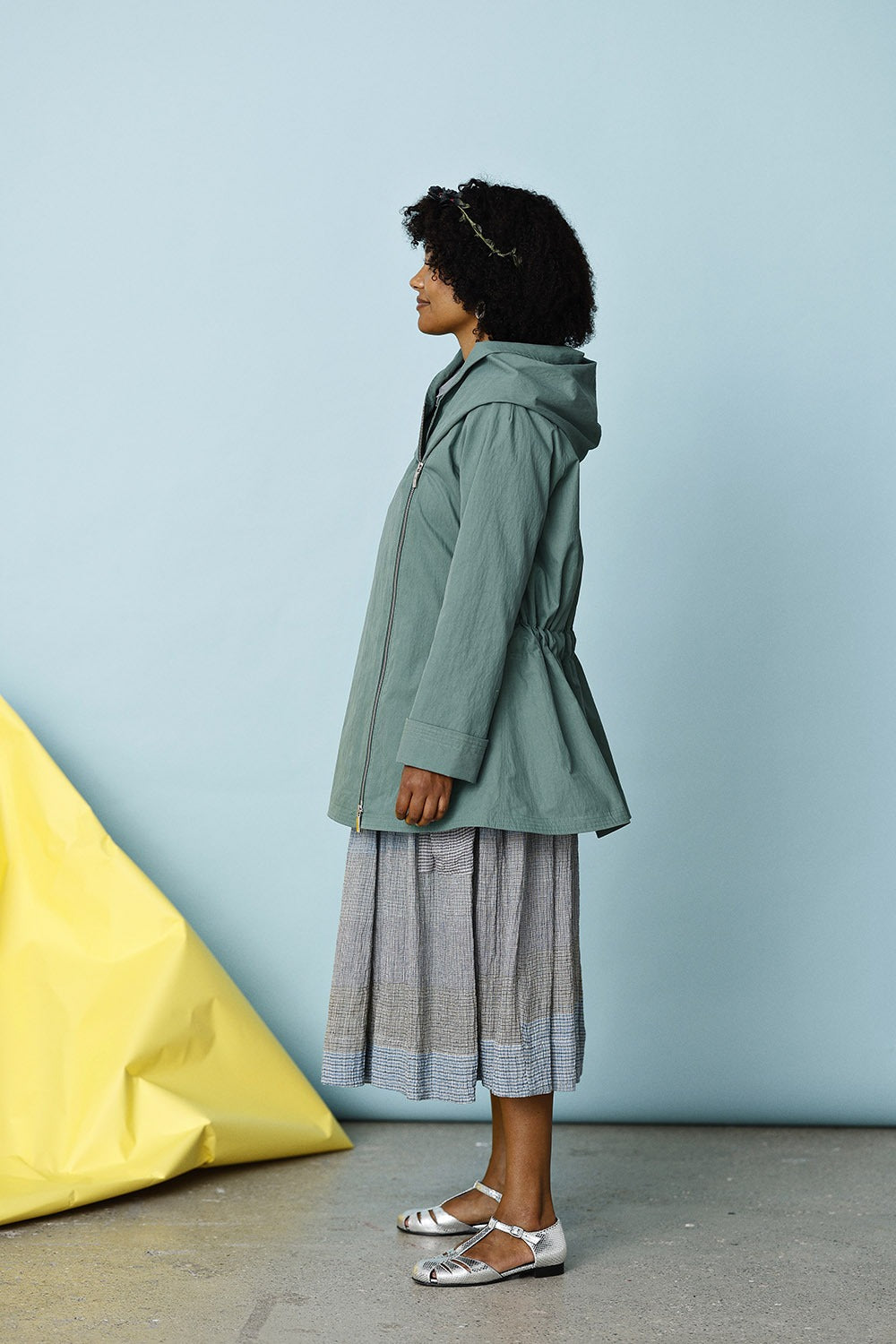 mc920a-green jacket with asymmetric zipper-mcverdi-forårsjakke-lynlås-hætte-2