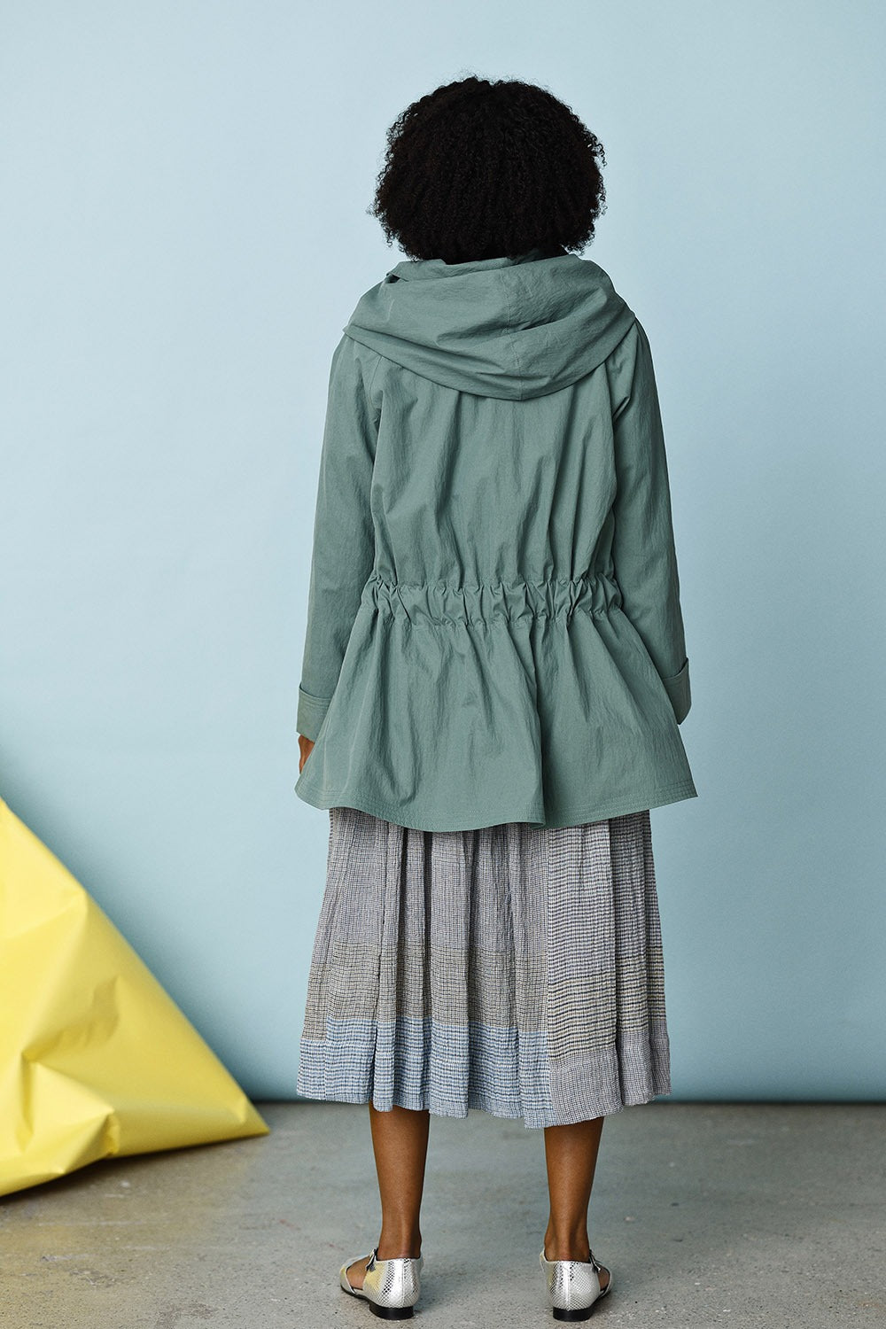 mc920a-green jacket with asymmetric zipper-mcverdi-forårsjakke-lynlås-hætte-3