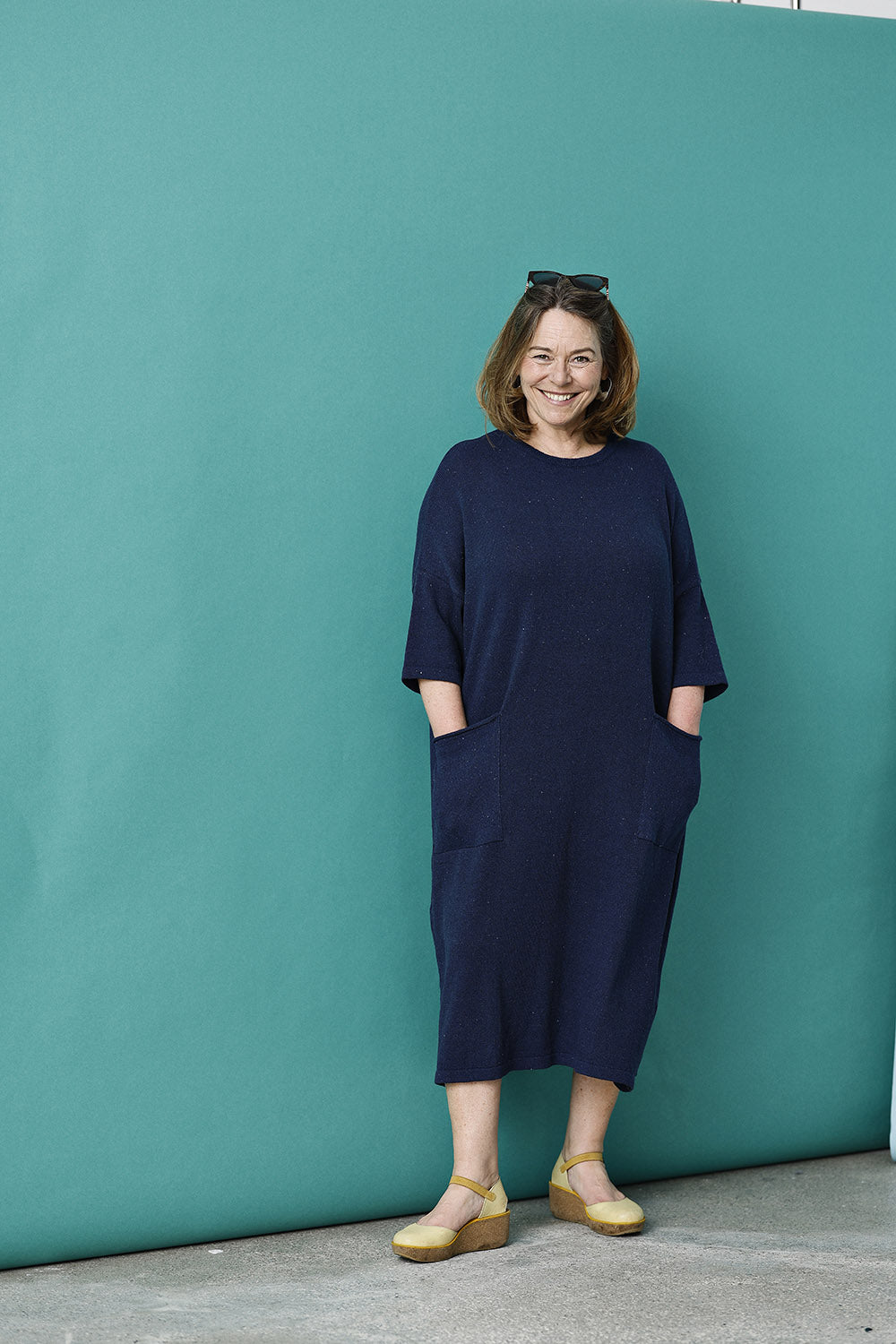 Musewear-elin-kjole-dress-knit-strikkjole-maxi-navy-sommerkjole-2