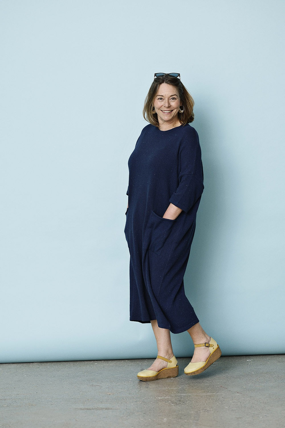 Musewear-elin-kjole-dress-knit-strikkjole-maxi-navy-sommerkjole