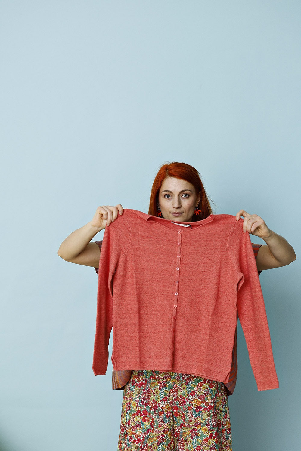 Mansted-moonsoon-red-rød-cardigan-strik-knit-somm24