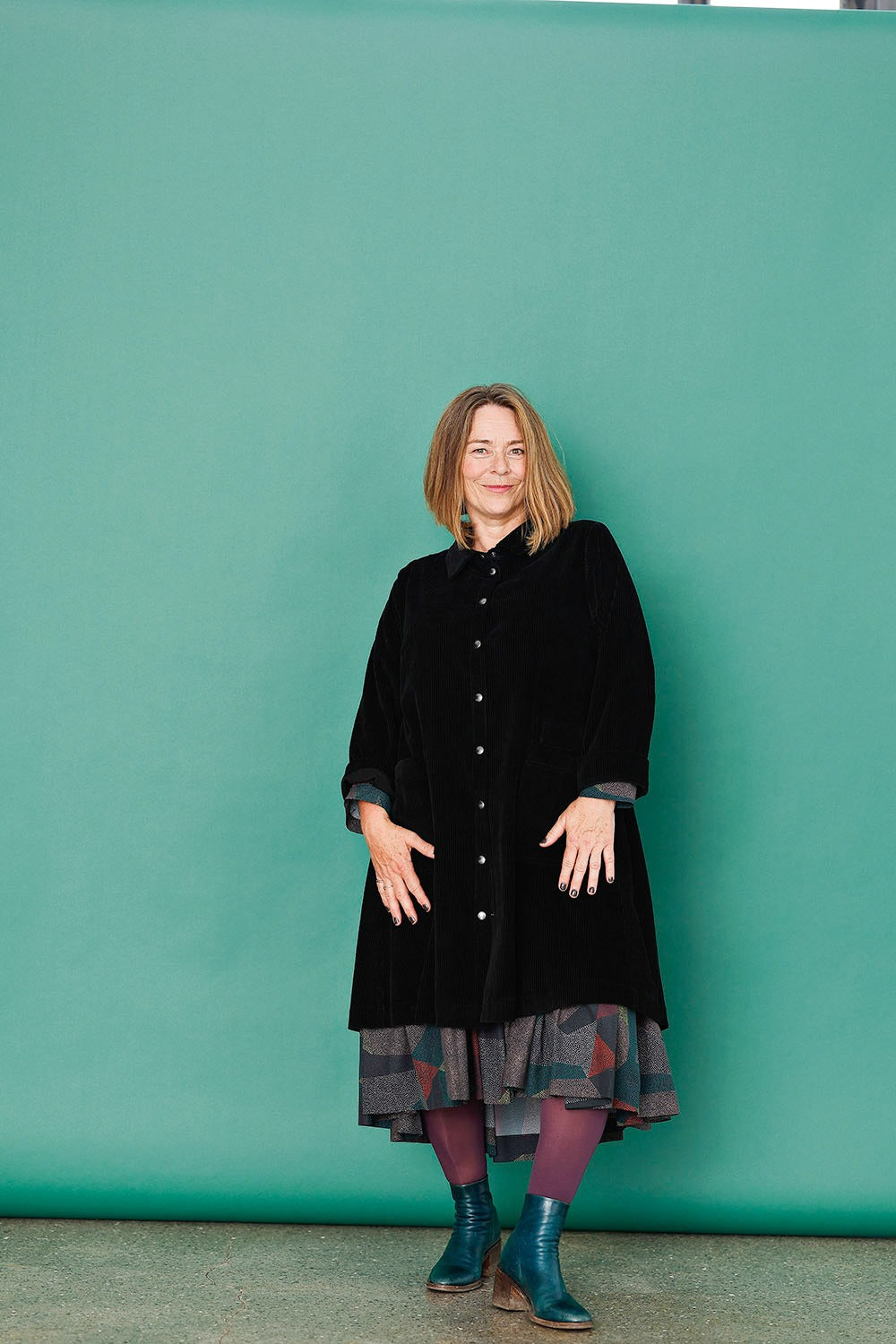 mc947b-black- corduroy-long shirt-sort fløjlsjakke-mcverdi-5