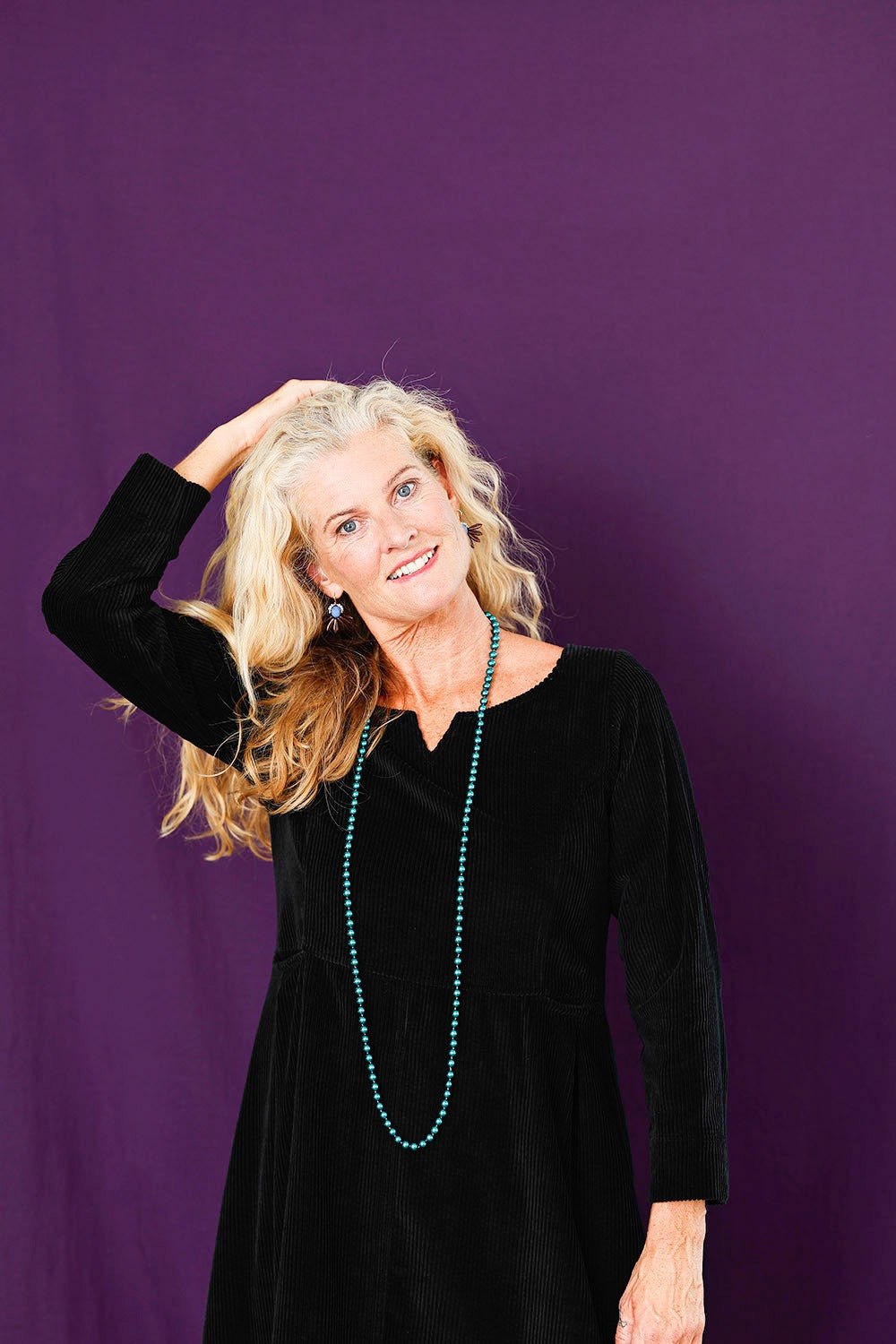 mc947c-black- corduroy-dress-fitted-fløjlskjole-sort kjole-mcverdi-8