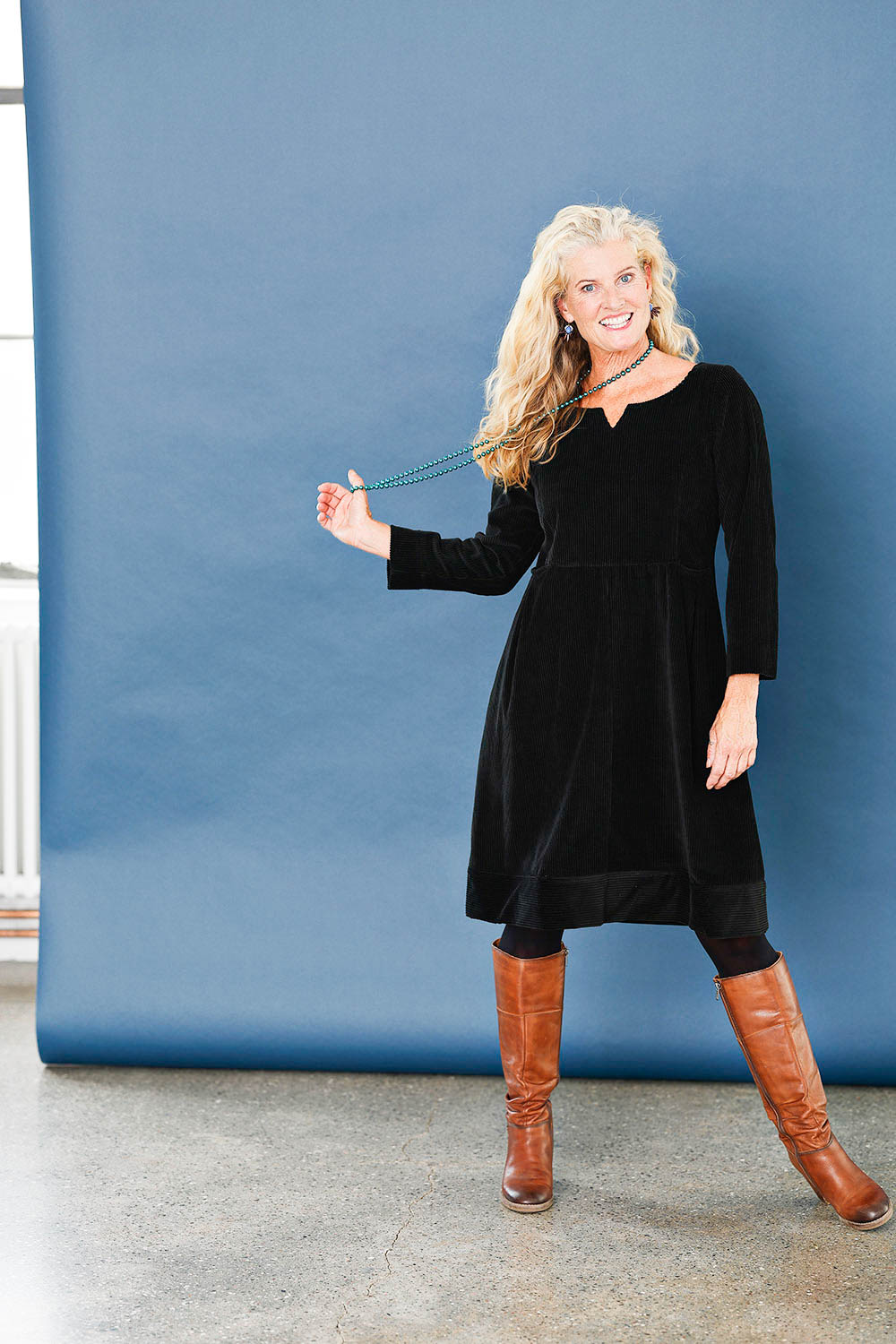 mc947c-black- corduroy-dress-fitted-fløjlskjole-sort kjole-mcverdi-4