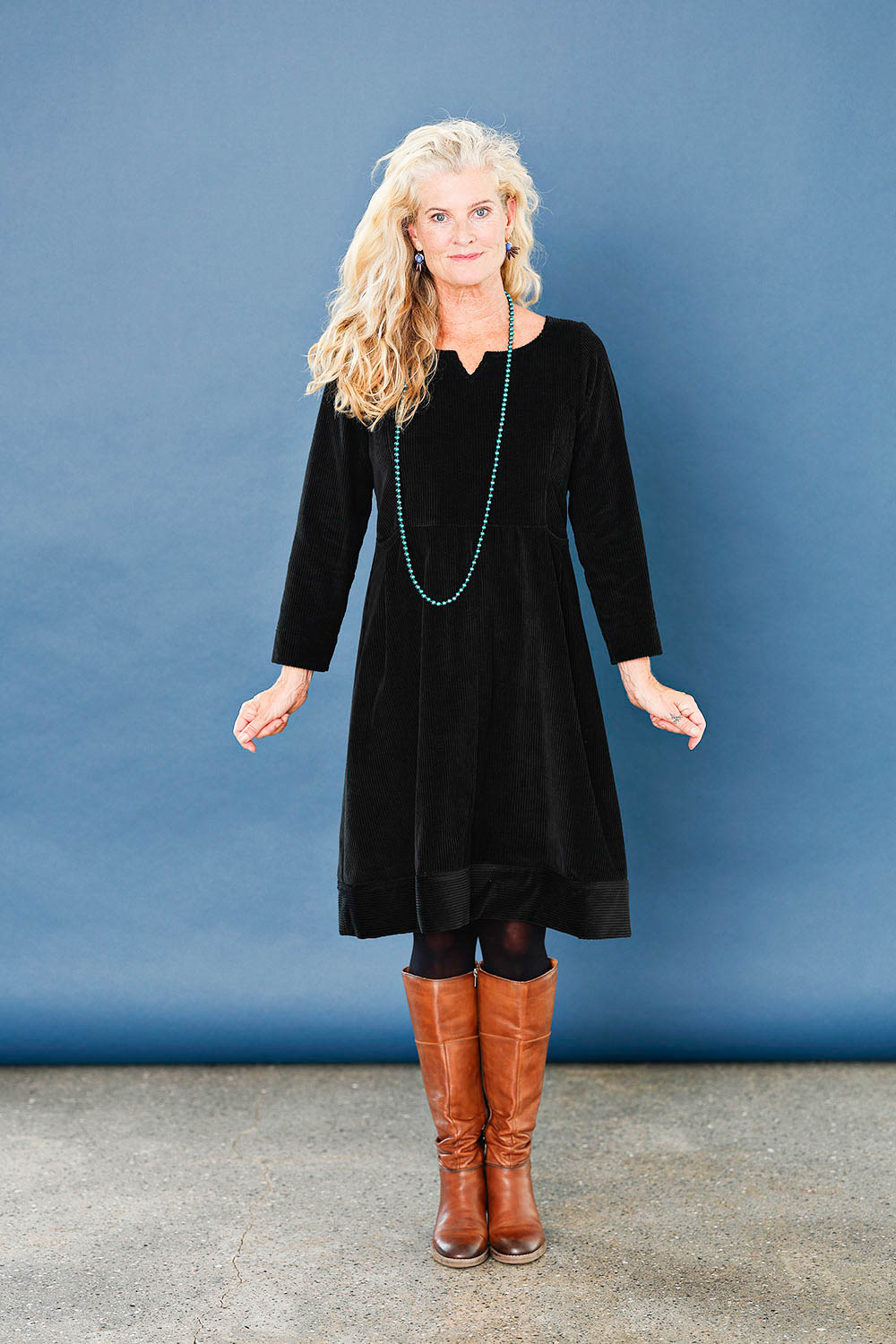 mc947c-black- corduroy-dress-fitted-fløjlskjole-sort kjole-mcverdi