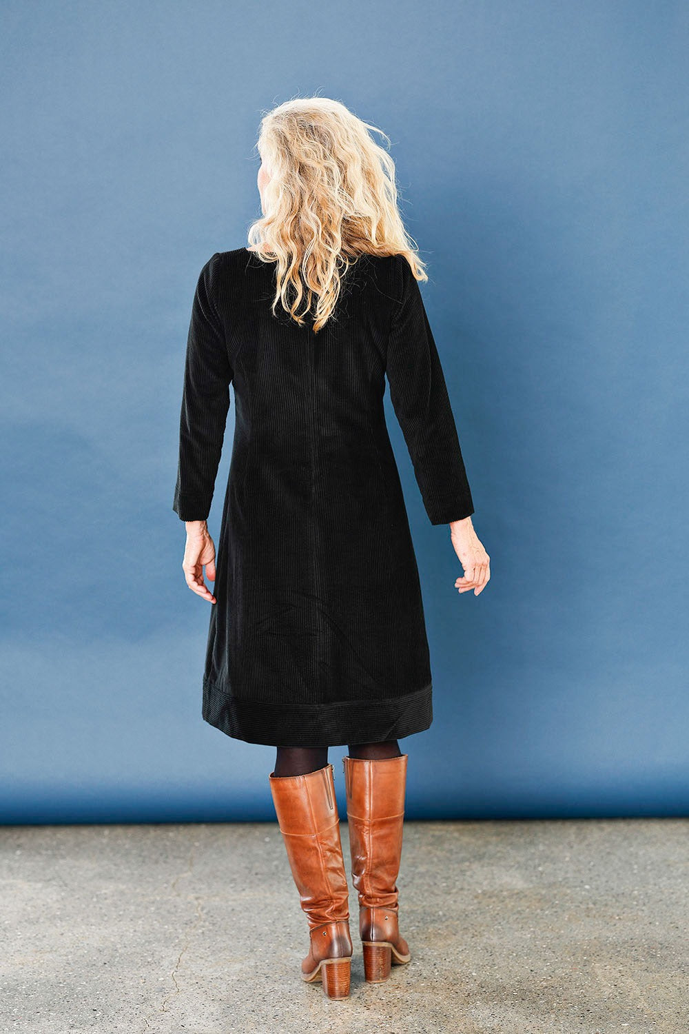 mc947c-black- corduroy-dress-fitted-fløjlskjole-sort kjole-mcverdi-3