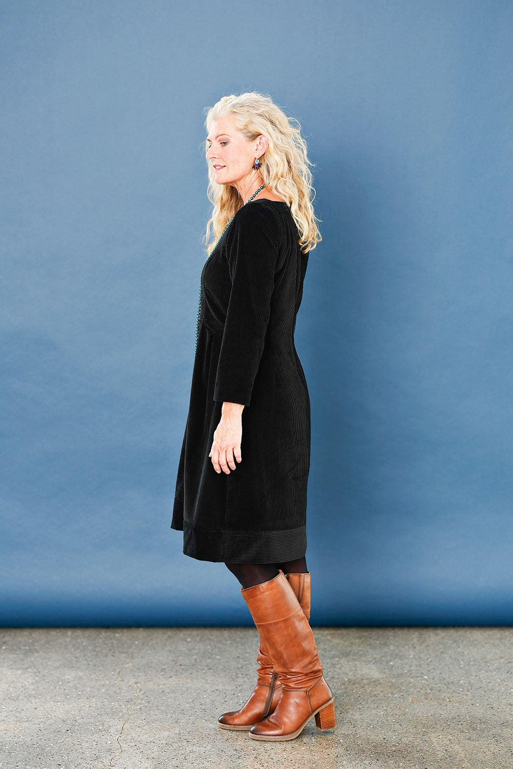 mc947c-black- corduroy-dress-fitted-fløjlskjole-sort kjole-mcverdi-2