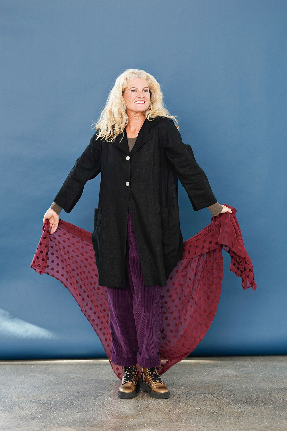 schnittpause-hildegaard-bordeaux-prikket-silkesjal