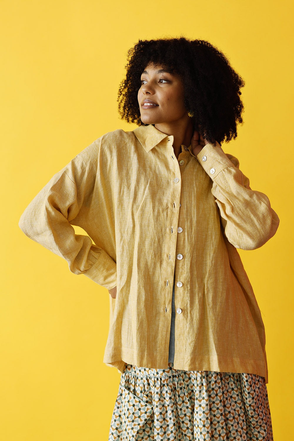 mc882b-ye25-skjorte-shirt-sommerskjorte-linen-hørskjorten-yellow-gul-newin-4