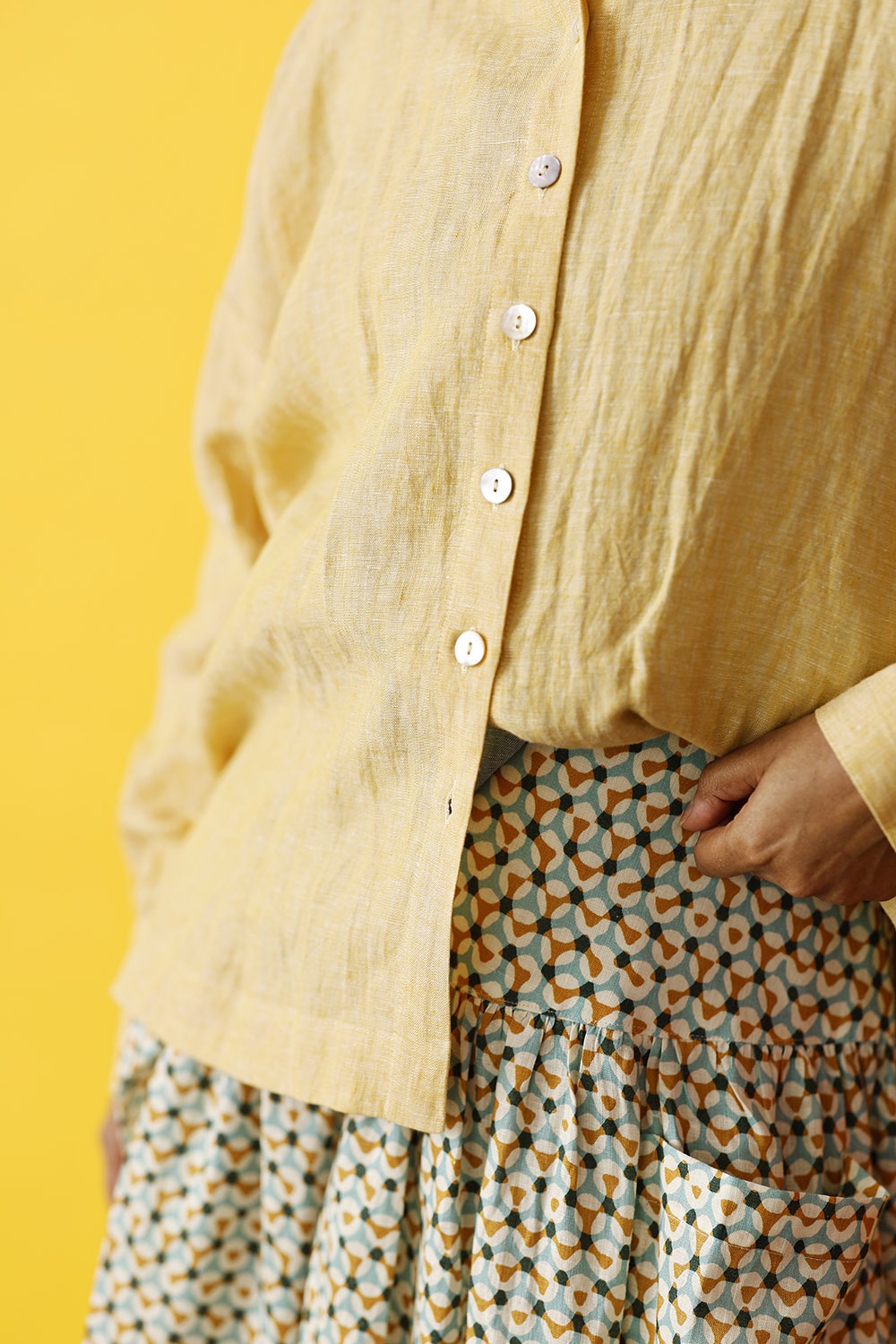 mc882b-ye25-skjorte-shirt-sommerskjorte-linen-hørskjorten-yellow-gul-newin-5