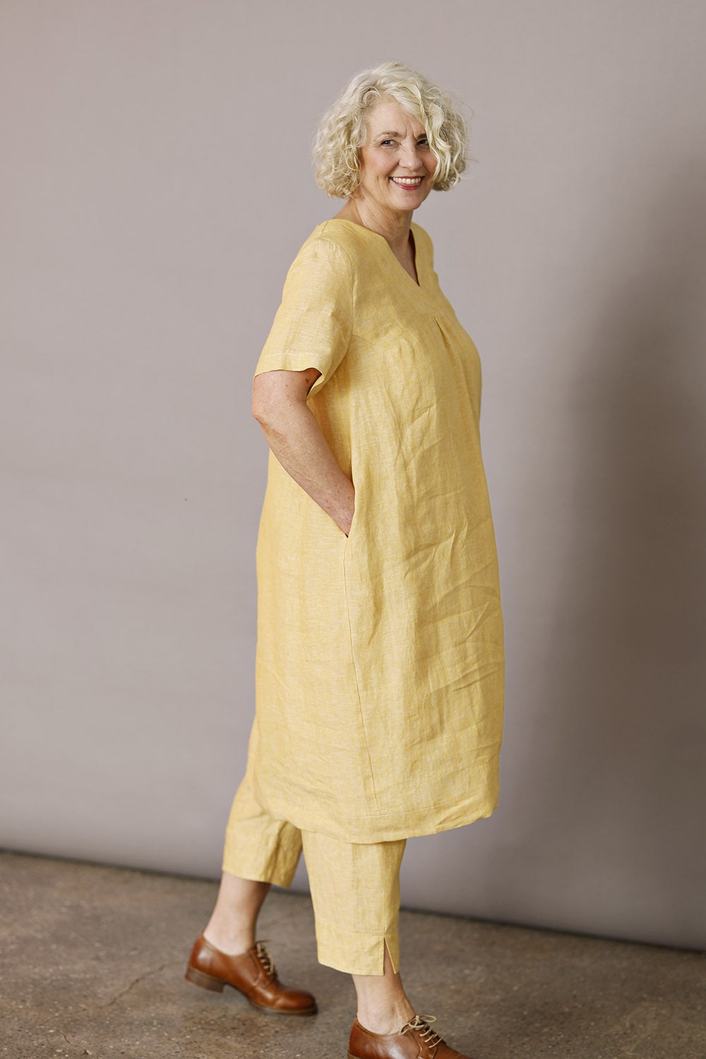mc962c-ye25-mcverdi-danskdesign-gul-yellow-kjole-sommerkjole-summerdress-hørkjole-hør-linendress-linen-ss25-tunika
