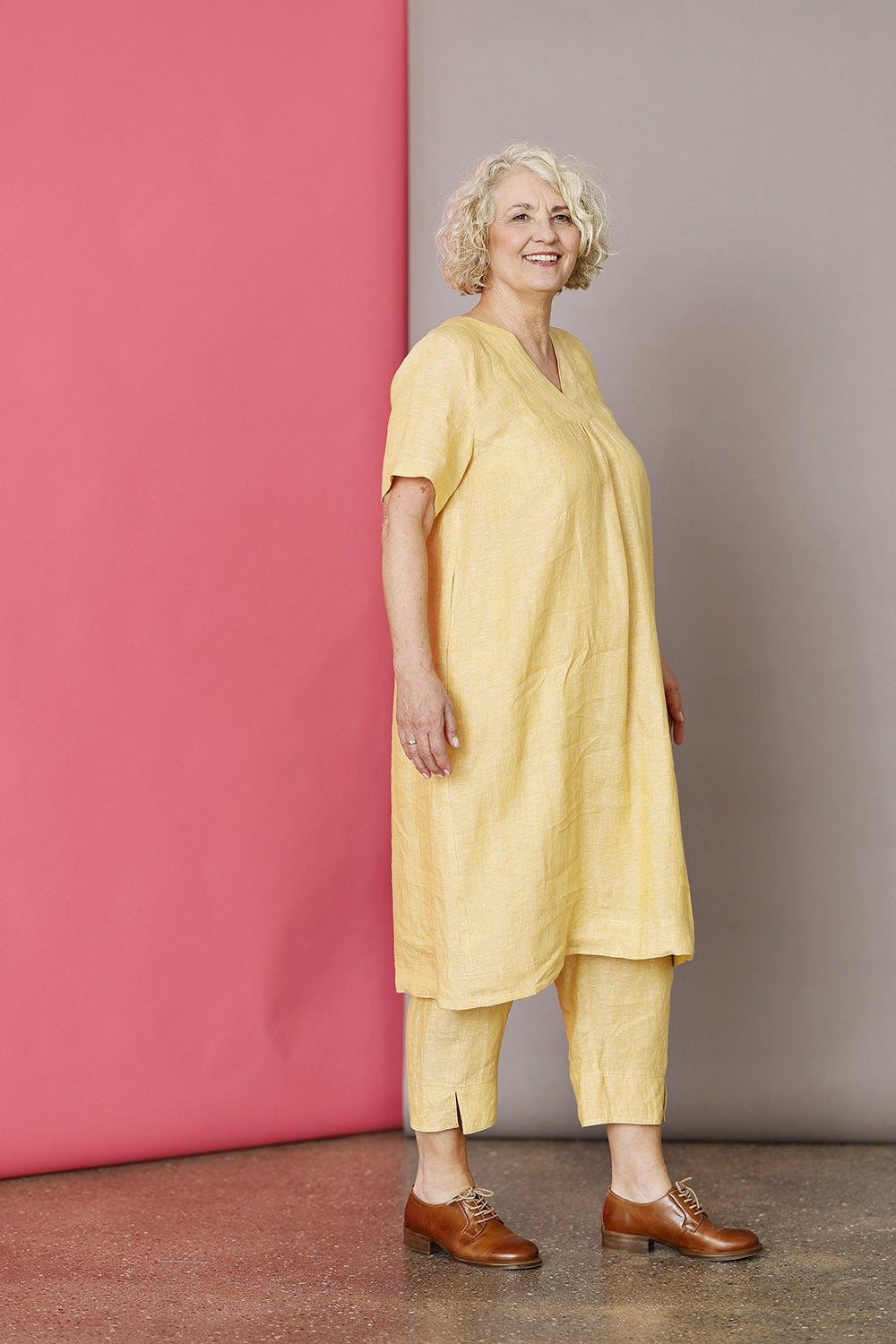 mc962c-ye25-mcverdi-danskdesign-gul-yellow-kjole-sommerkjole-summerdress-hørkjole-hør-linendress-linen-ss25-tunika-8