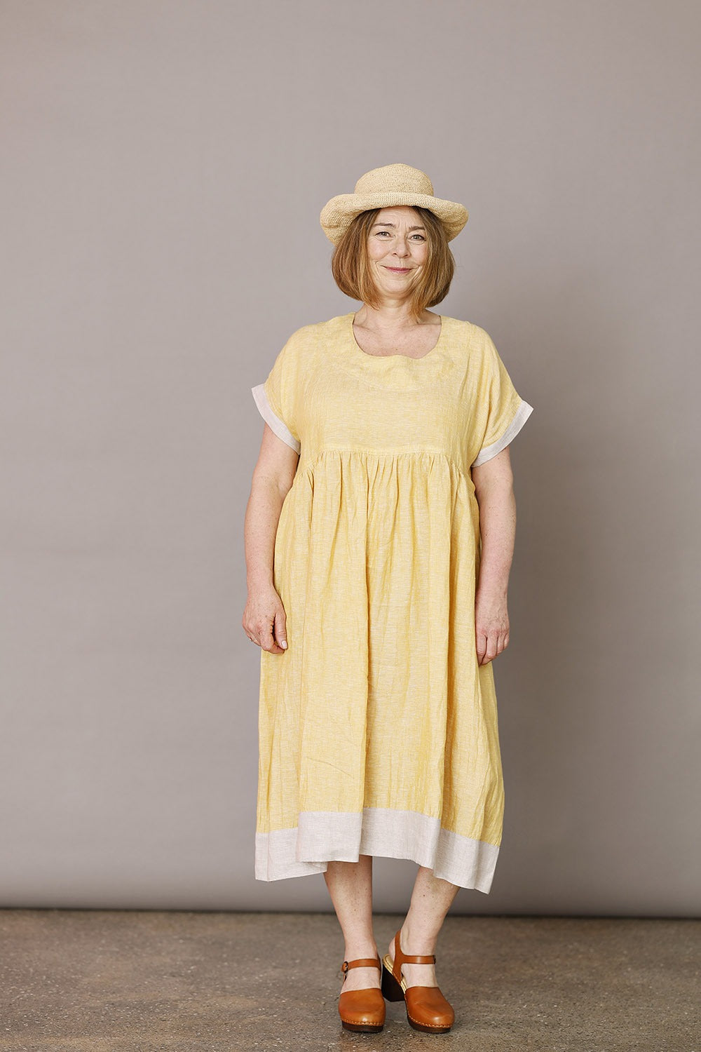 mc962d-kjole-dress-sommerkjole-summerdress-gul-yellowdress-hør-linen-ss25-7