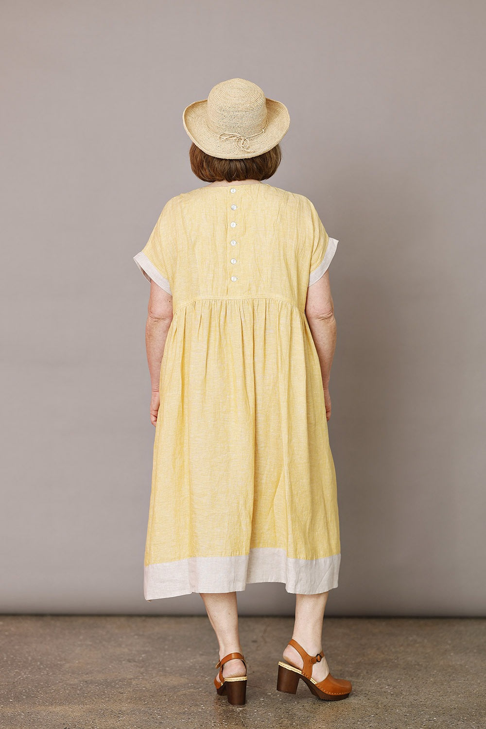 mc962d-kjole-dress-sommerkjole-summerdress-gul-yellowdress-hør-linen-ss25-3