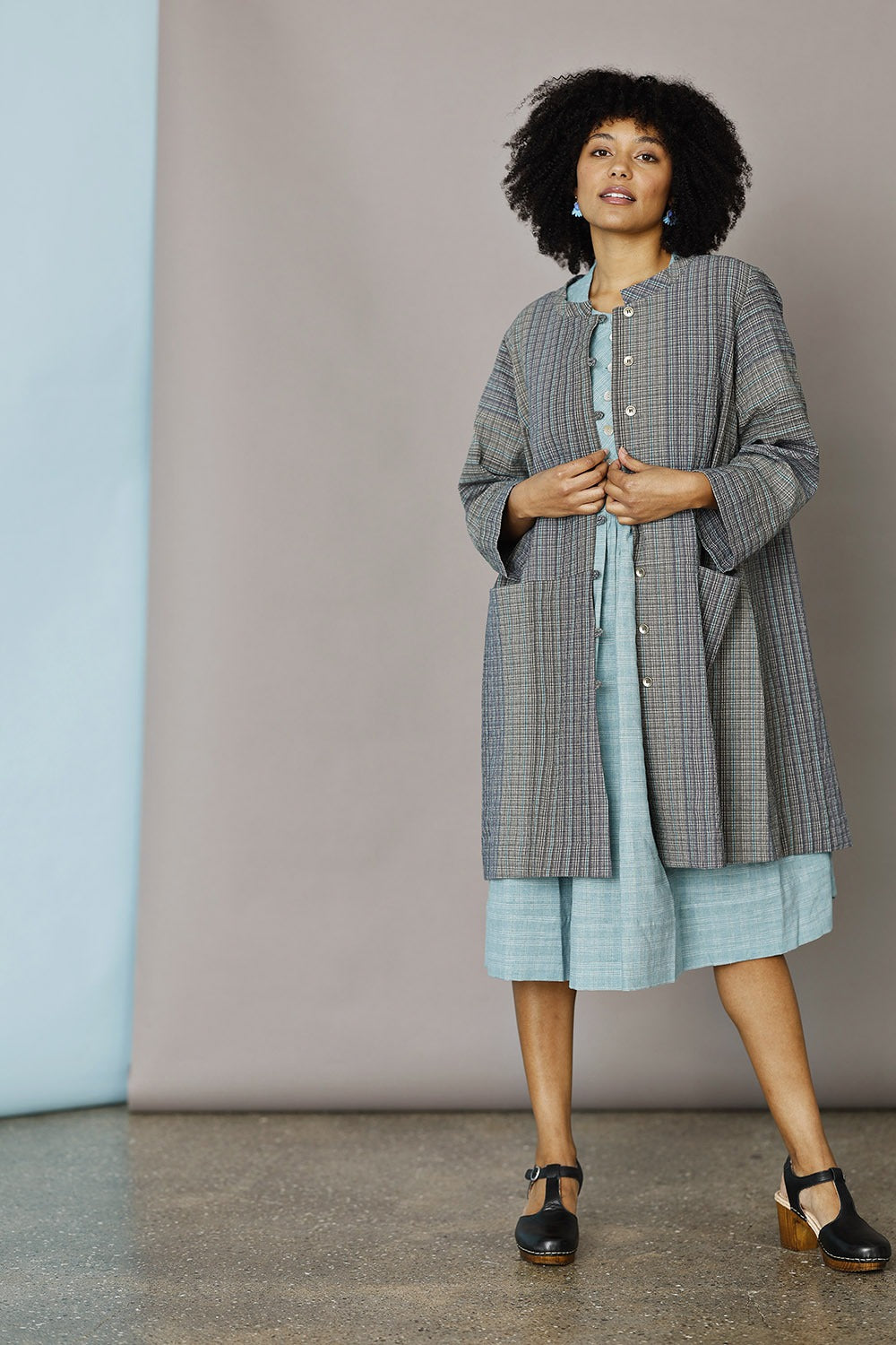 mc965b-bu25-skjorte-mcverdi-danskdesign-slowfashion-jakke-jacket-sommerskjorte-blågrå-bomuld-sommerjakke