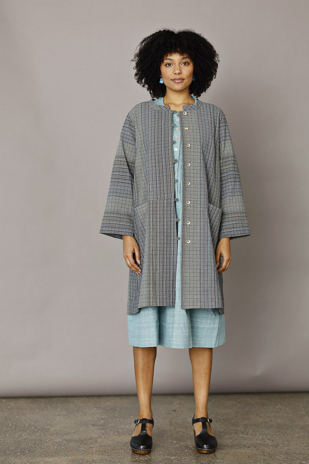 mc965b-bu25-skjorte-mcverdi-danskdesign-slowfashion-jakke-jacket-sommerskjorte-blågrå-bomuld-sommerjakke-6