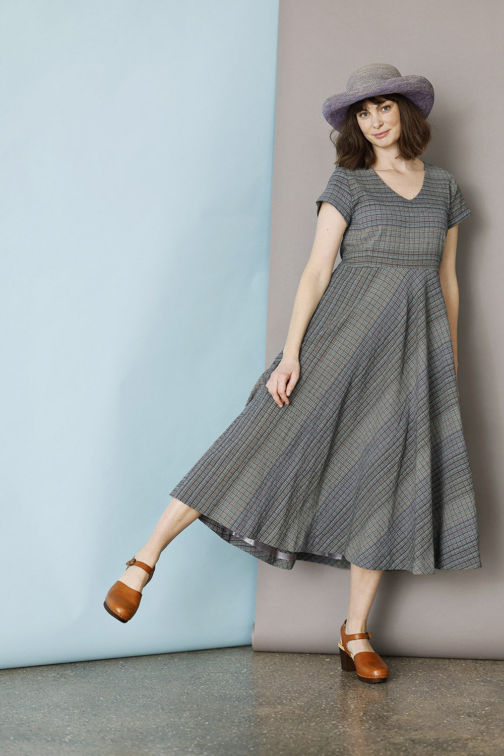 mc965d-bu25-mcverdi-kjole-dress-feminin-sommerkjole-bomuld-summerdress-gråblå-danskdesign-sommer25-9