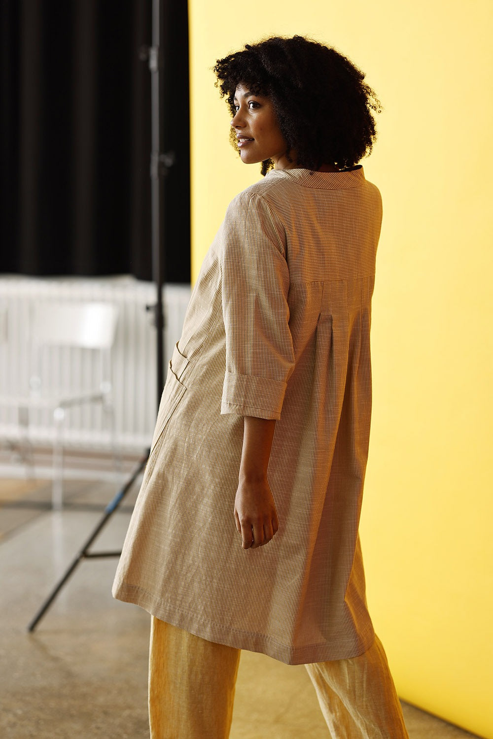 mc966b-ye25-skjorte-shirt-striber-stripes-sommerjakke-summerjacket-gul-yellow-sommer25-bomuld-hellejakke-13