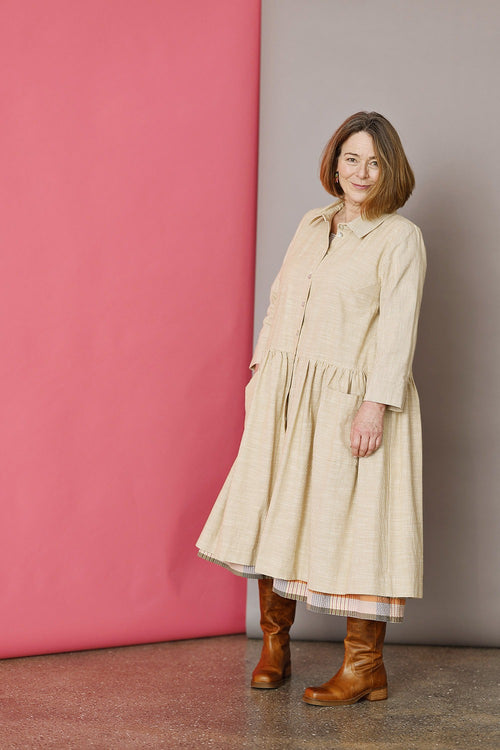 mc966c-ye25-kjole-dress-kjole-mcverdi-striber-stripes-fitted-sommerkjole-ss25-slowfashion